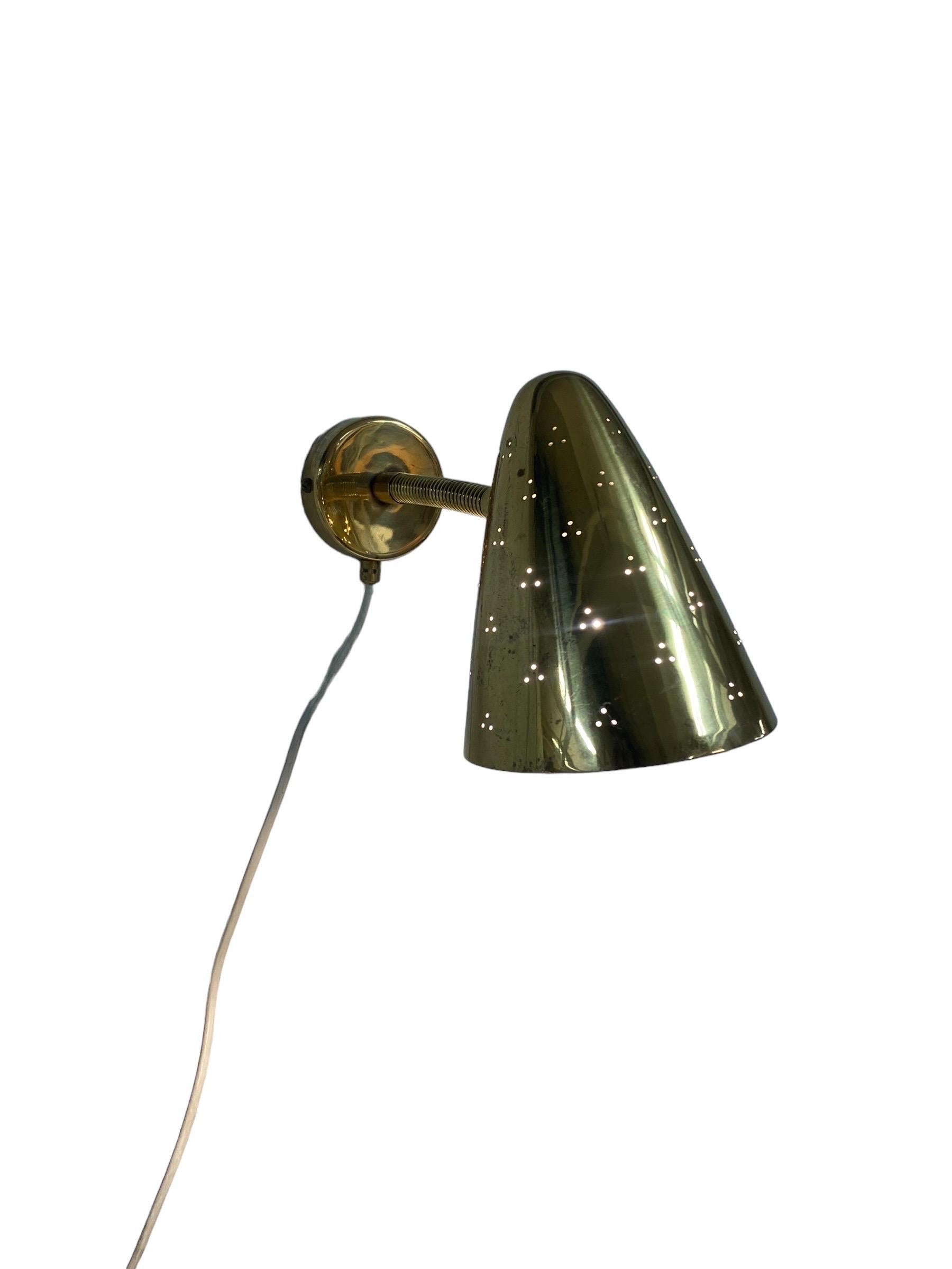 Lisa Johansson-Pape Perforated Brass Wall Sconce Model 50-084, Orno 1950s In Good Condition For Sale In Helsinki, FI