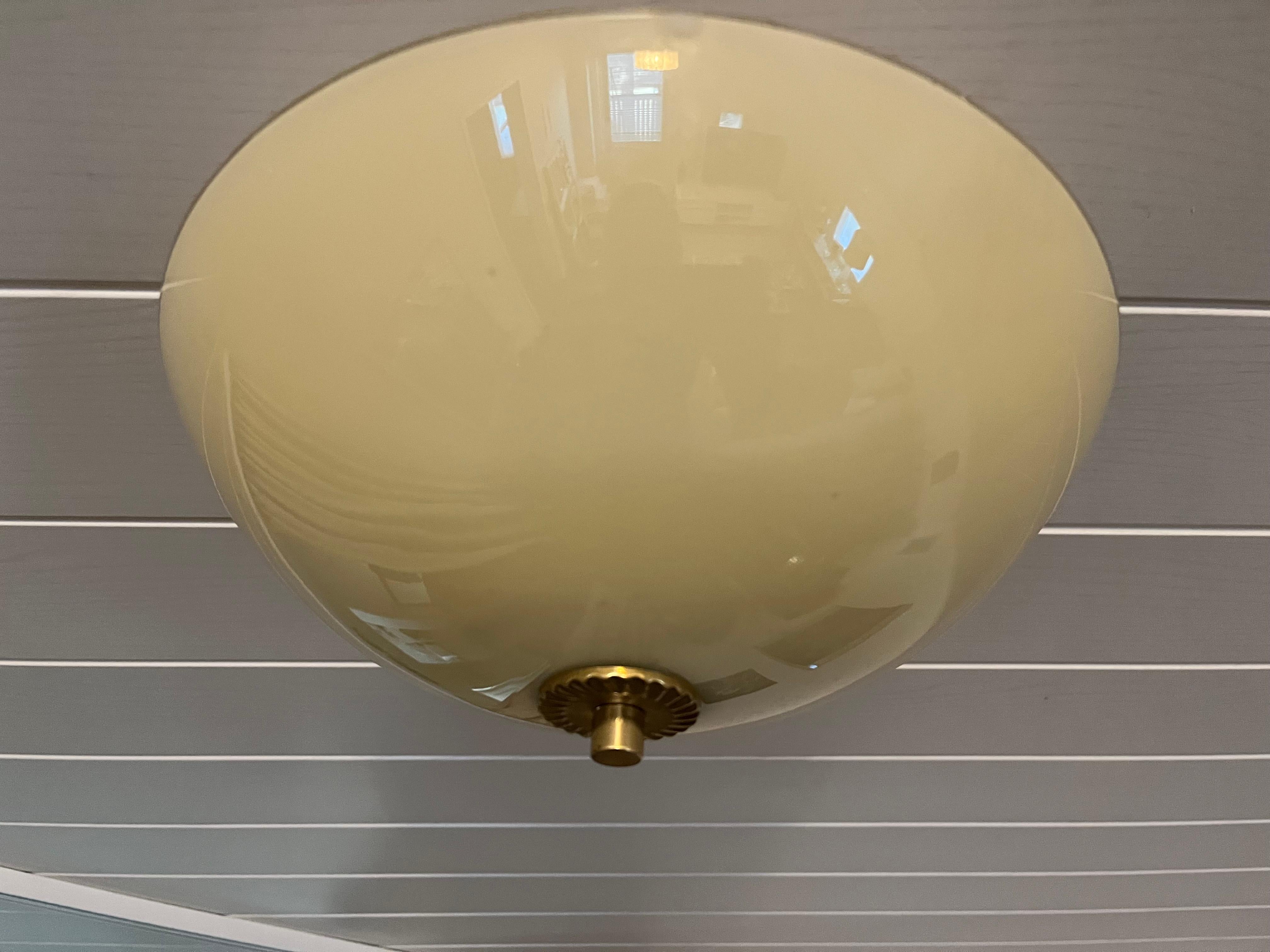 Lisa Johansson-Pape (1907-1989) è stata una designer finlandese nota soprattutto per il suo design dell'illuminazione. I suoi plafond in vetro con decorazioni in ottone rappresentano la sua filosofia di design funzionalista e