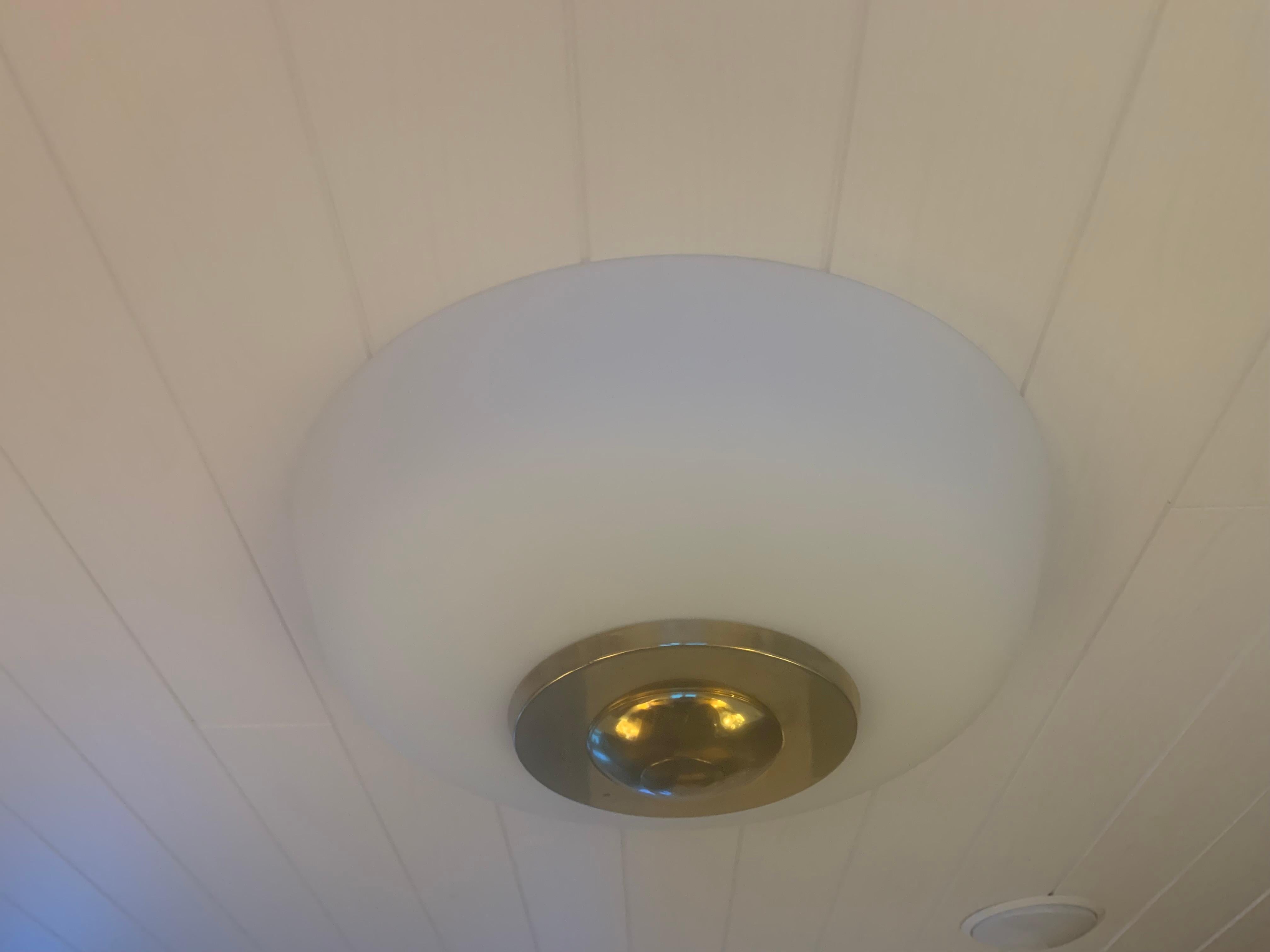 
Recensione di Ceiling Plafond di Lisa Johansson-Pape:

Il plafond da soffitto di Lisa Johansson-Pape è un apparecchio sofisticato e senza tempo realizzato in vetro e ottone. Il paralume in vetro diffonde la luce in modo eccellente, creando
