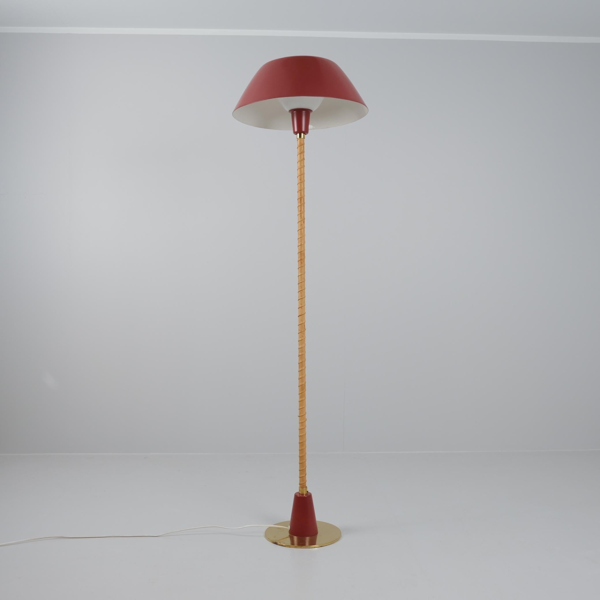 Scandinave moderne Lisa Johansson-Papé Version rare du lampadaire Ihanne, rouge et laiton, Orno 1950s en vente