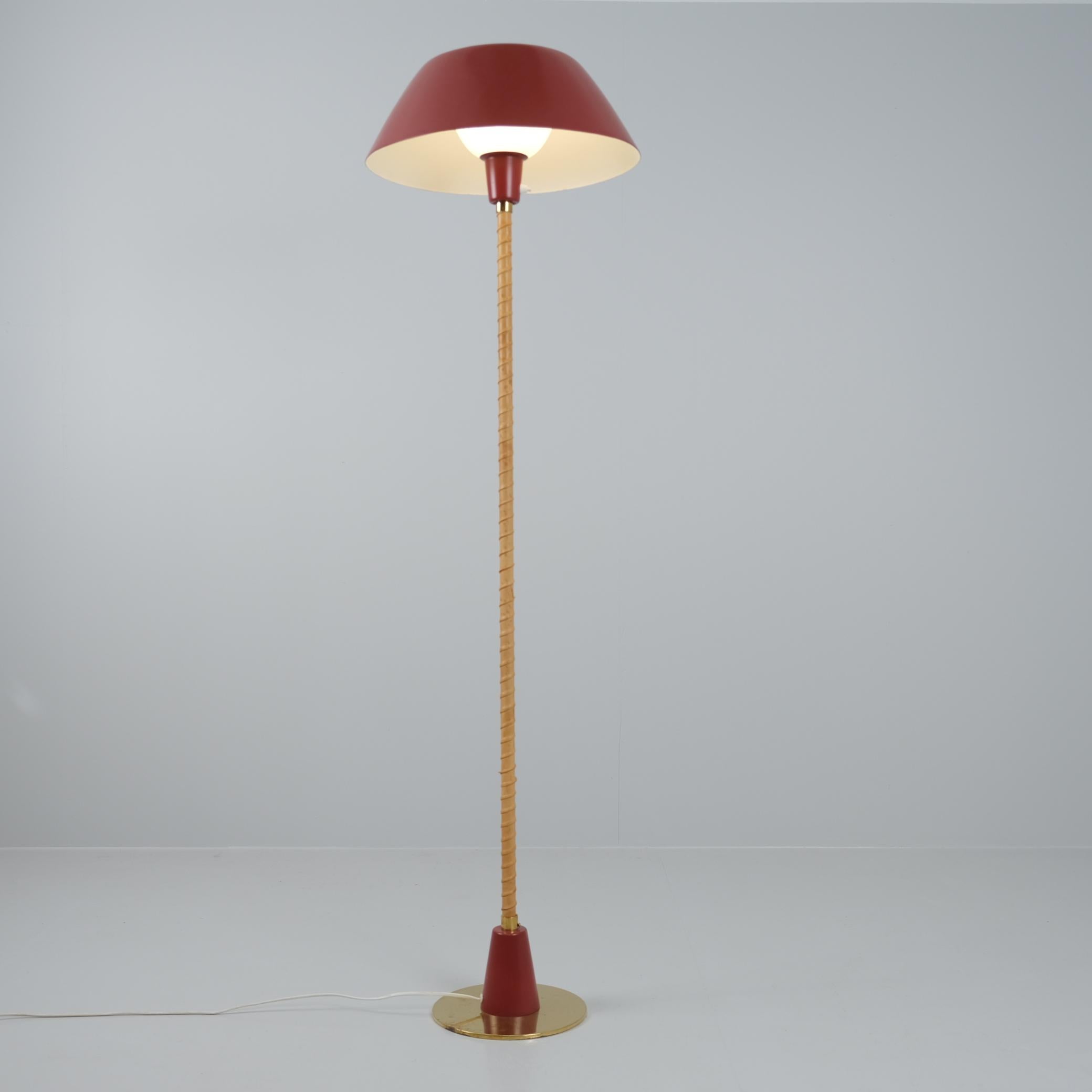 Finlandais Lisa Johansson-Papé Version rare du lampadaire Ihanne, rouge et laiton, Orno 1950s en vente
