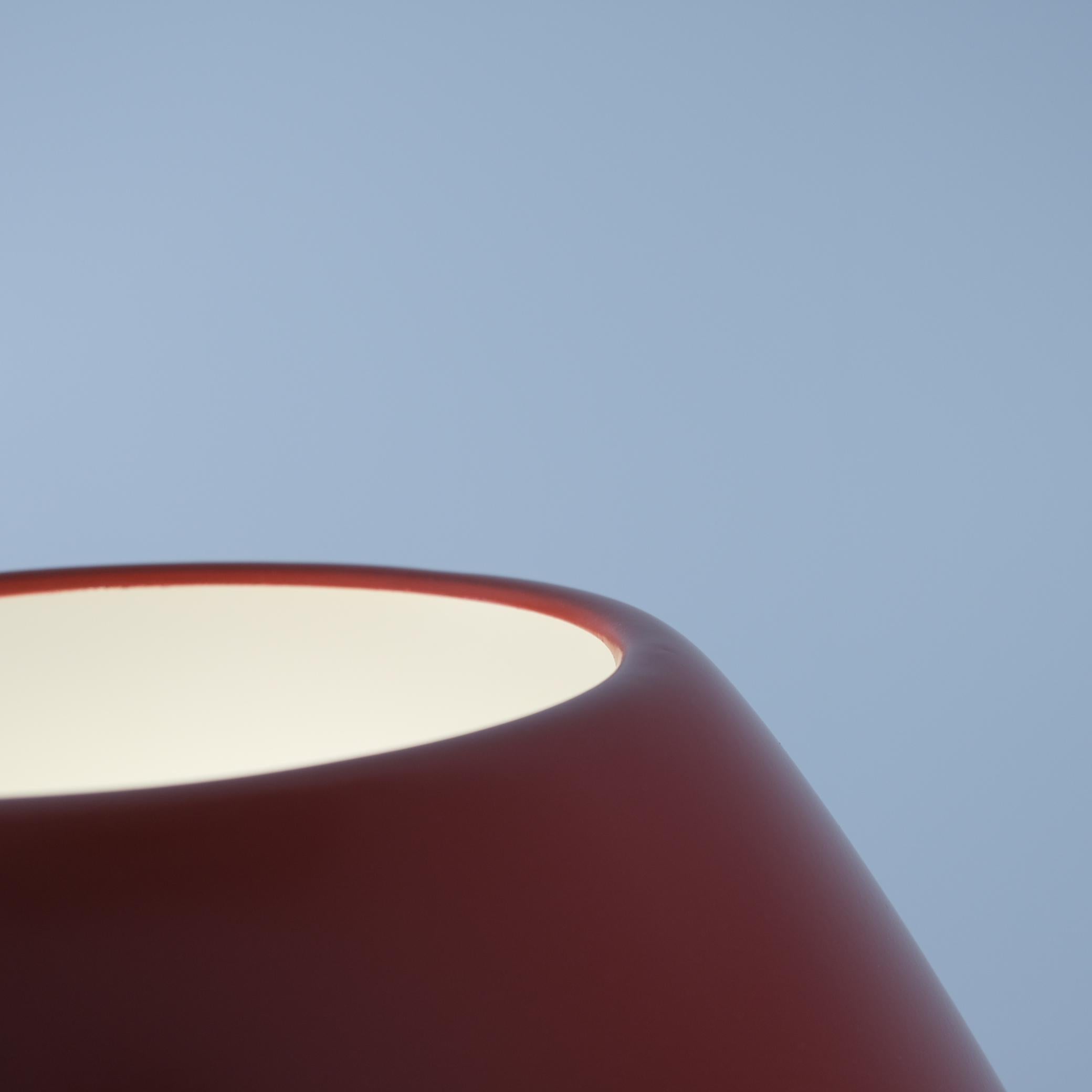 Milieu du XXe siècle Lisa Johansson-Papé Version rare du lampadaire Ihanne, rouge et laiton, Orno 1950s en vente