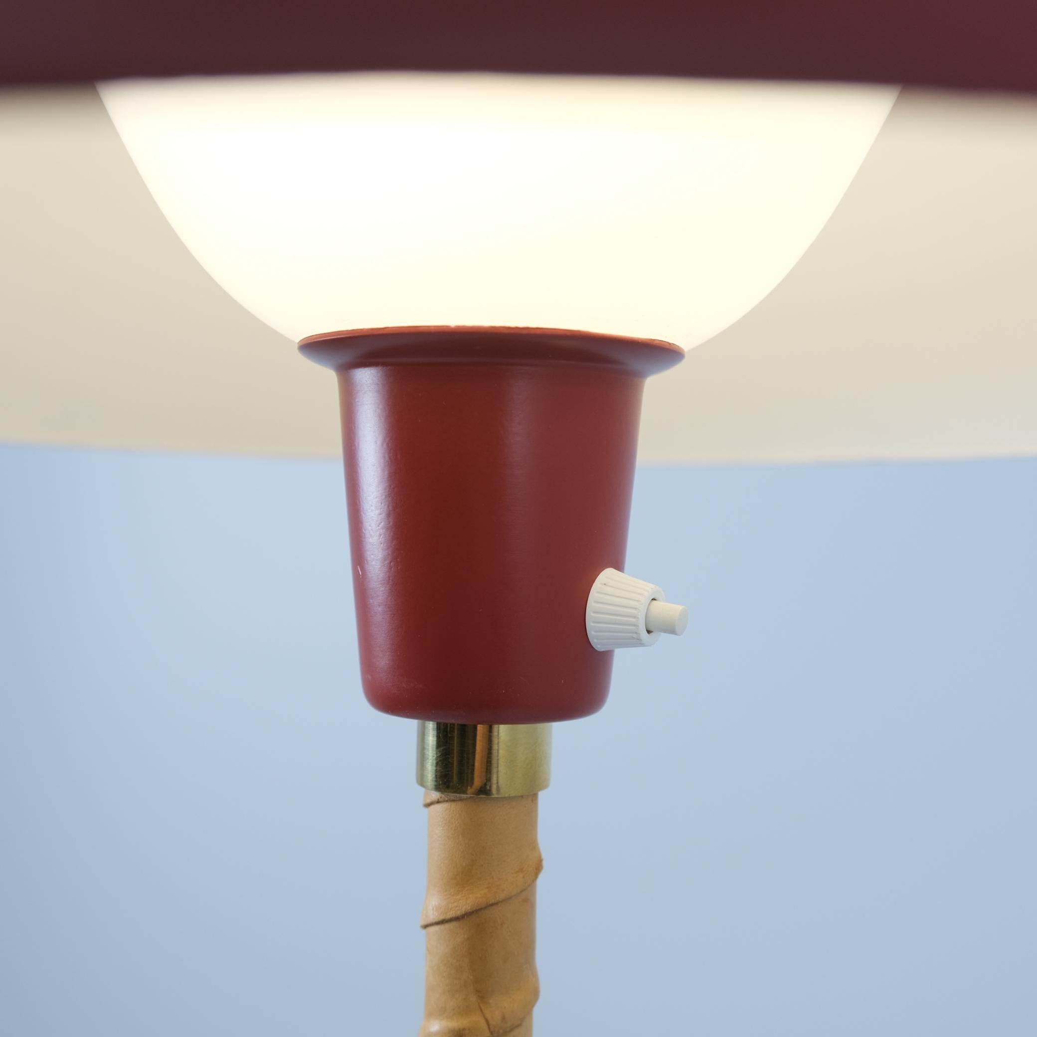 Laiton Lisa Johansson-Papé Version rare du lampadaire Ihanne, rouge et laiton, Orno 1950s en vente