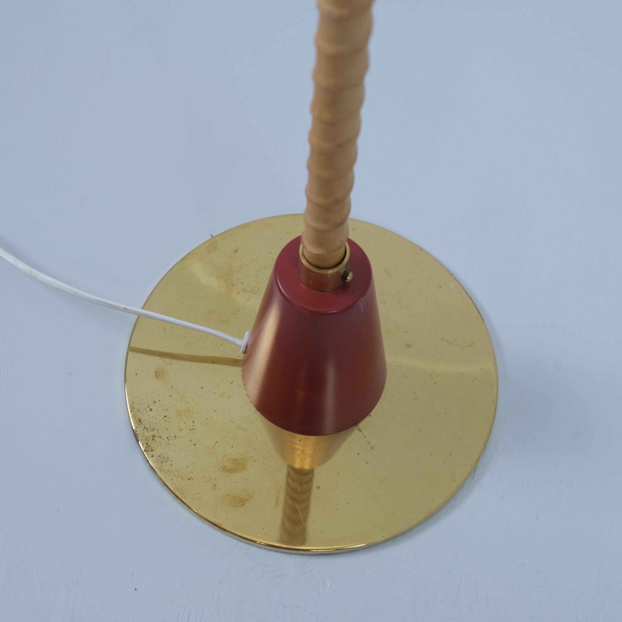 Lisa Johansson-Papé Version rare du lampadaire Ihanne, rouge et laiton, Orno 1950s en vente 1