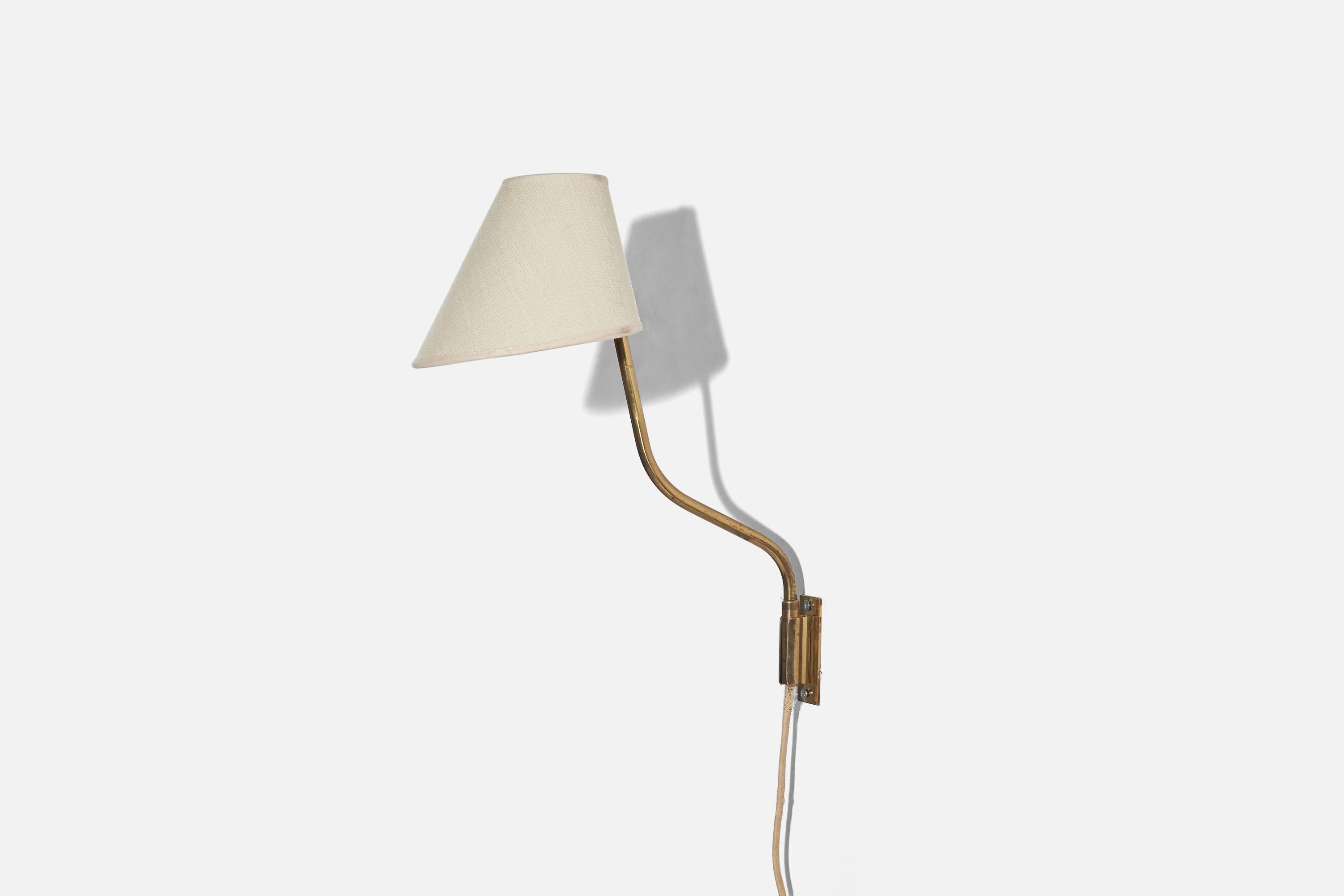 A fabric and brass sconce designed by Lisa Johansson-Paper and produced by Ornö, Finland, 1950s.

Dimensions of back plate (inches) : 3.14 x 1.05 x 0.95 (Height x Width x Depth).