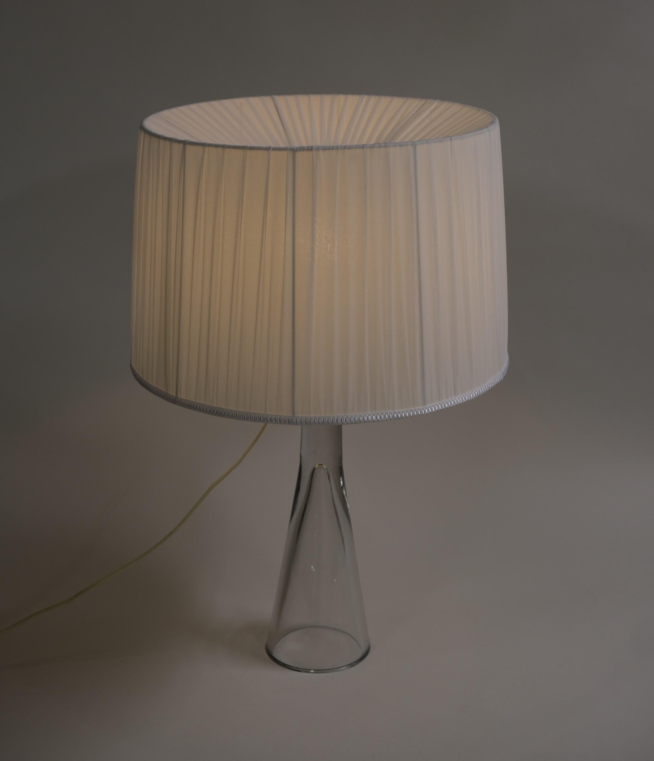 Rare exemplaire incolore de l'une des plus grandes lampes de table de Lisa Johansson-Papé, la 