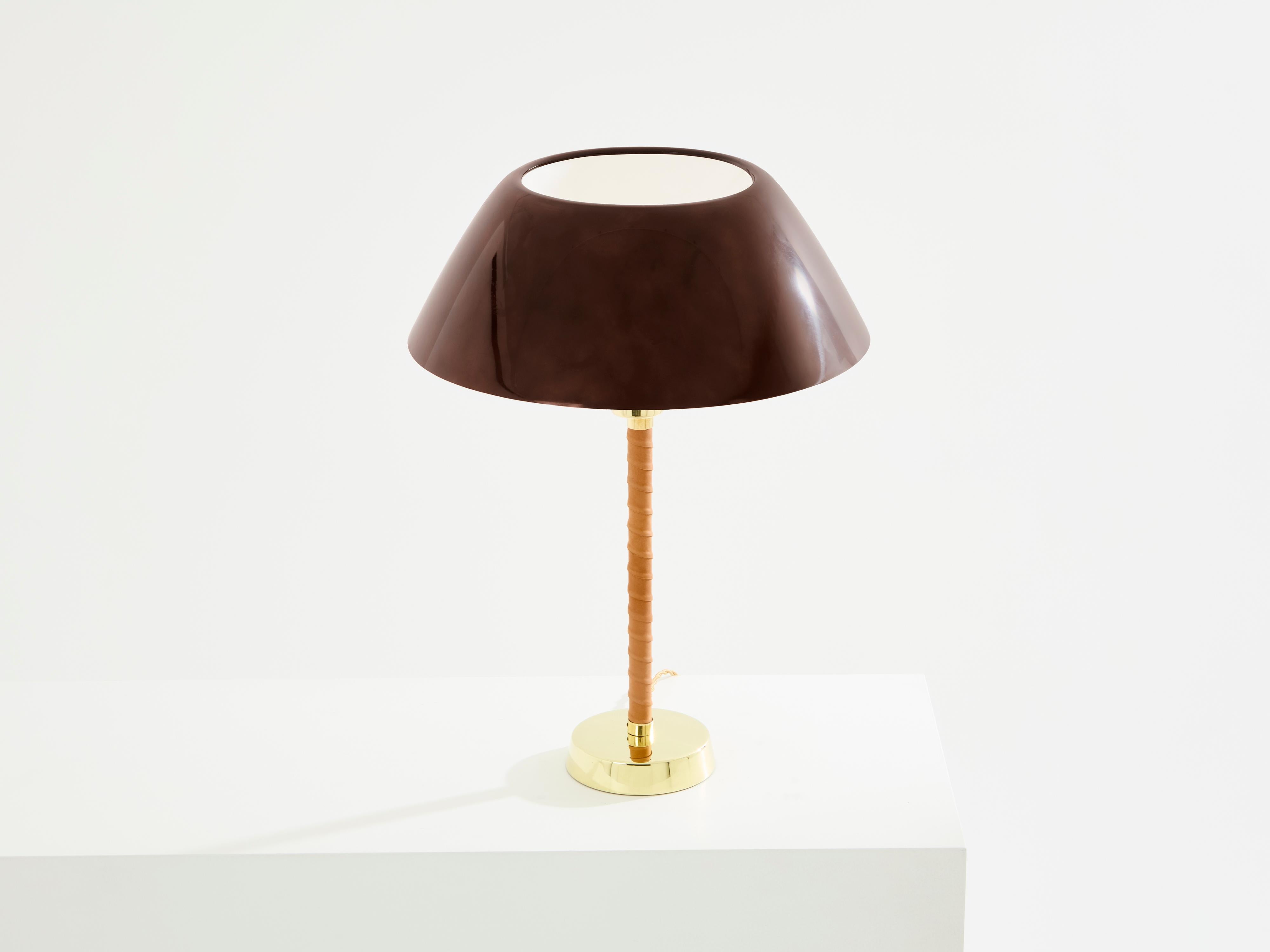 Lisa Johansson-Pape lámpara de mesa senator latón cuero 1950 en Bueno estado para la venta en Paris, IDF