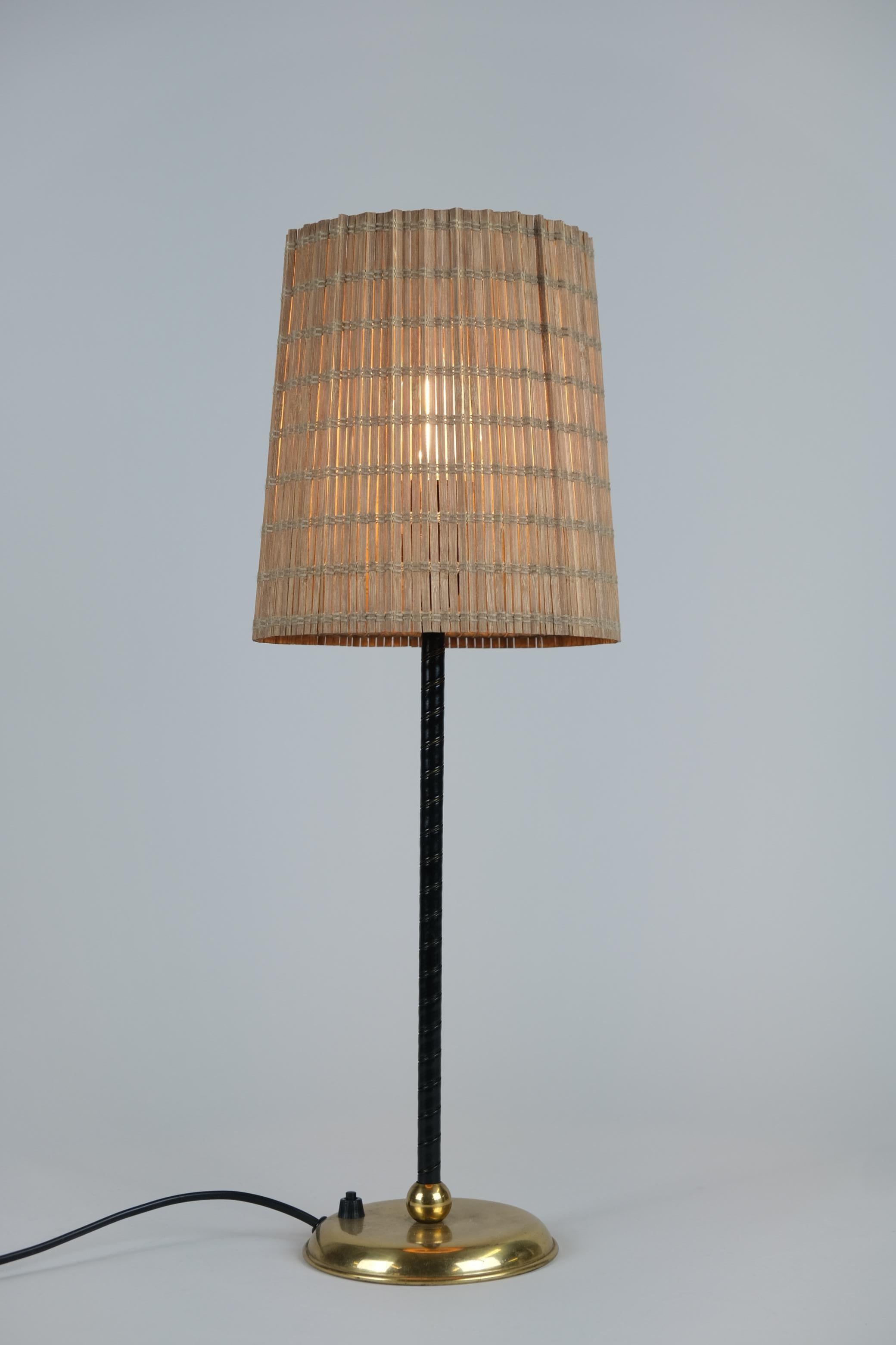 Lisa Johansson-Papé Lámpara de mesa Slim 2059, latón, negro y ratán, Orno años 50 en venta 1
