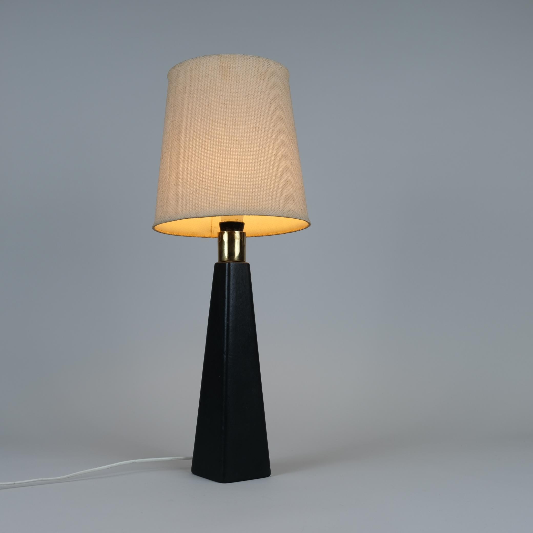 Rara y especial lámpara de mesa Lisa Johansson-Pape modelo 46-186 diseñada para la Universidad de Helsinki. Esta lámpara es mucho más difícil de conseguir que otros modelos de Pape y, sin duda, destaca. La lámpara consta de una base de madera