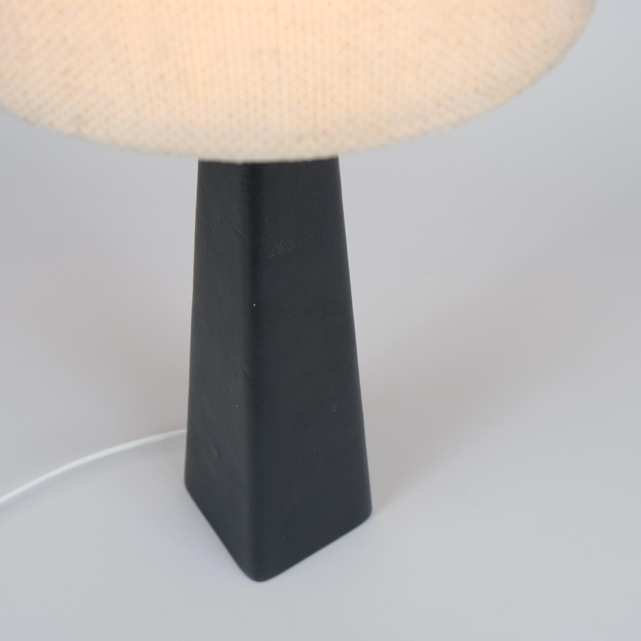 Lámpara de mesa Lisa Johansson-Papé 46-186 LJP de cuero y lino, Orno años 50 en Bueno estado para la venta en Helsinki, FI