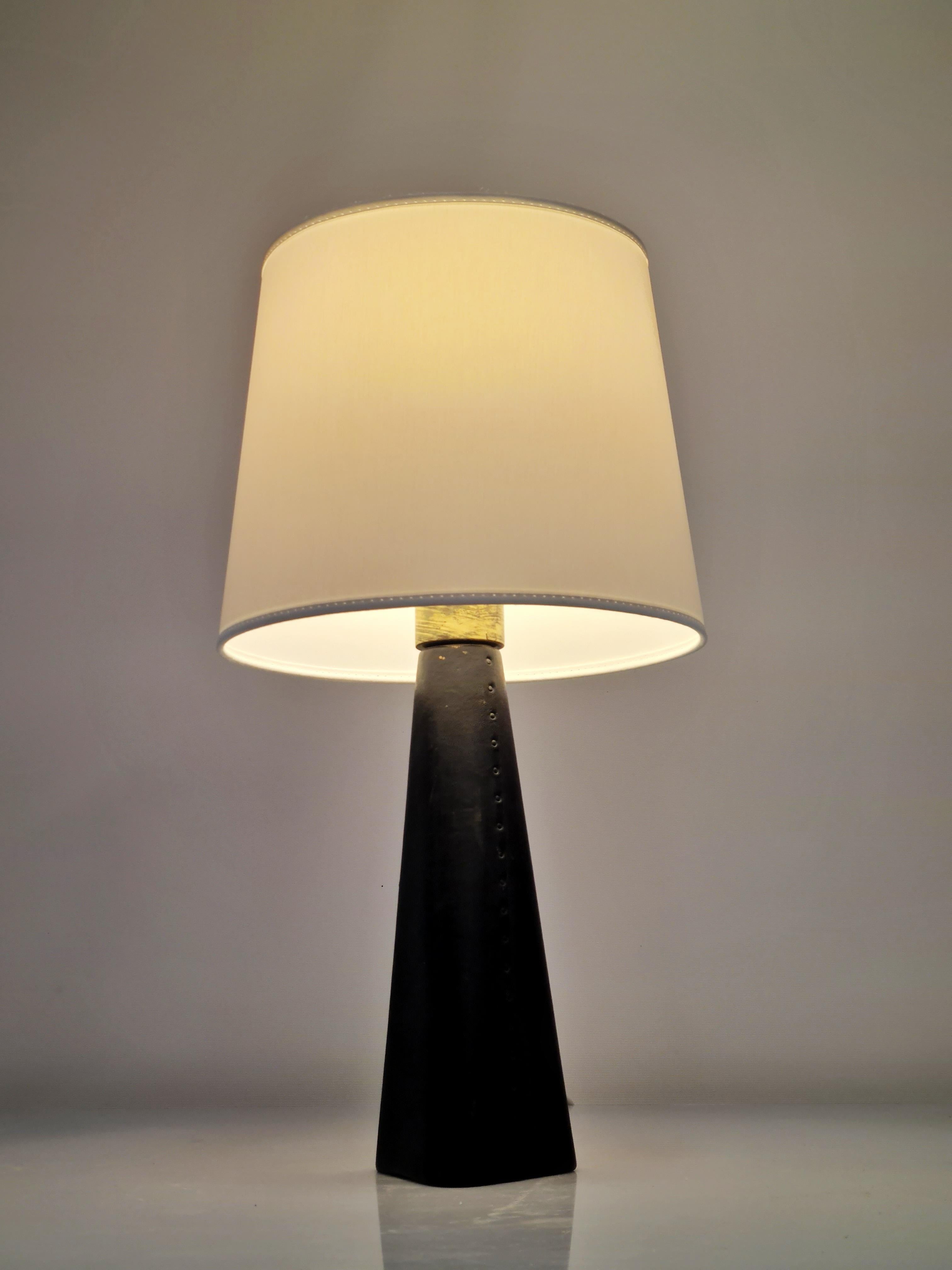 A rare and special Lisa Johansson-Pape table lamp model 46-186 designed for the University of Helsinki. This lamp is much harder to come by than some of the other Pape models and certainly stands out. The lamp consists of a wooden base covered in