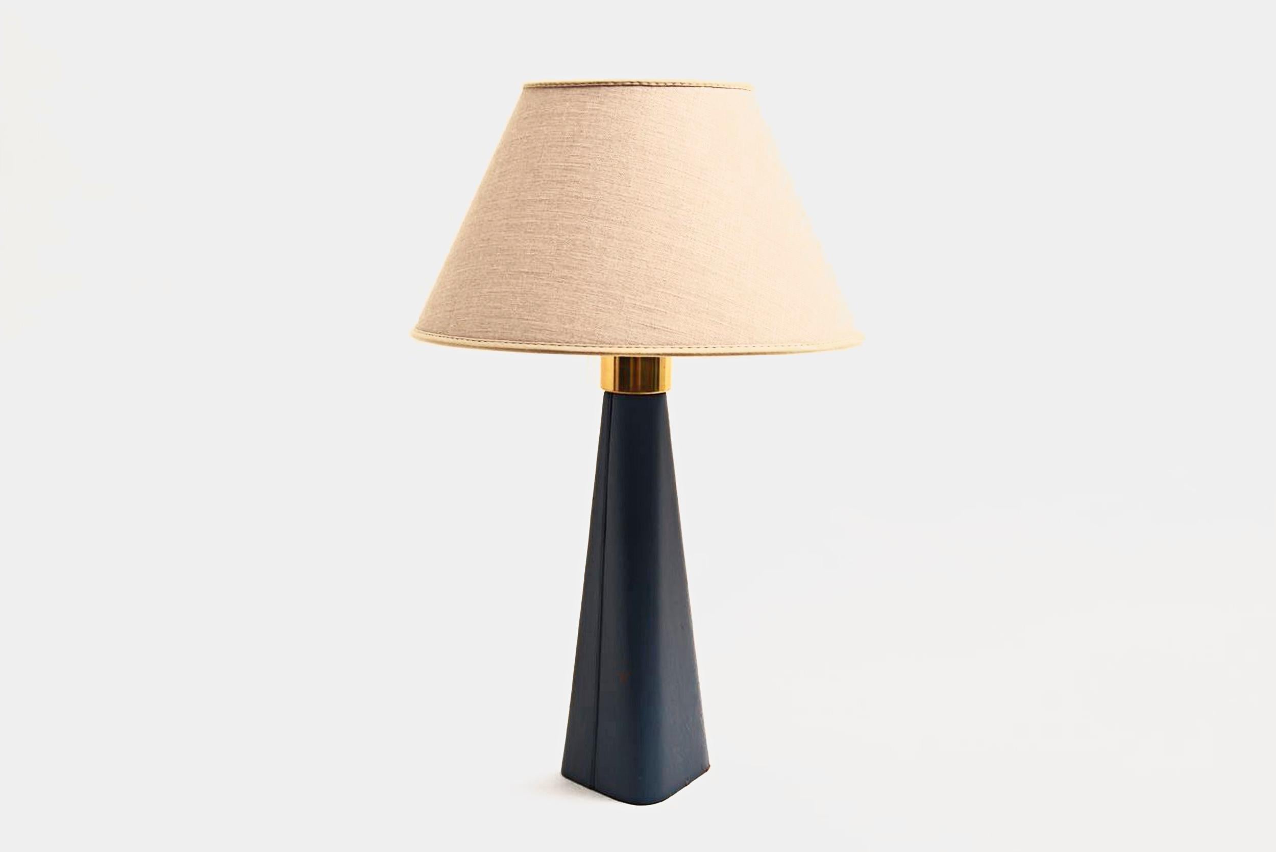 Lisa Johansson-Pape
Table lamp
Manufactured by Orno
Finland, 1950
Brass, leather, canvas shade
From the archives of Side Gallery. Barcelona

Measurements
10 cm x 10 cm x 69 H cm
3.93 in x 3.93 in x 27.10 H in

Literature
Design Musuem,