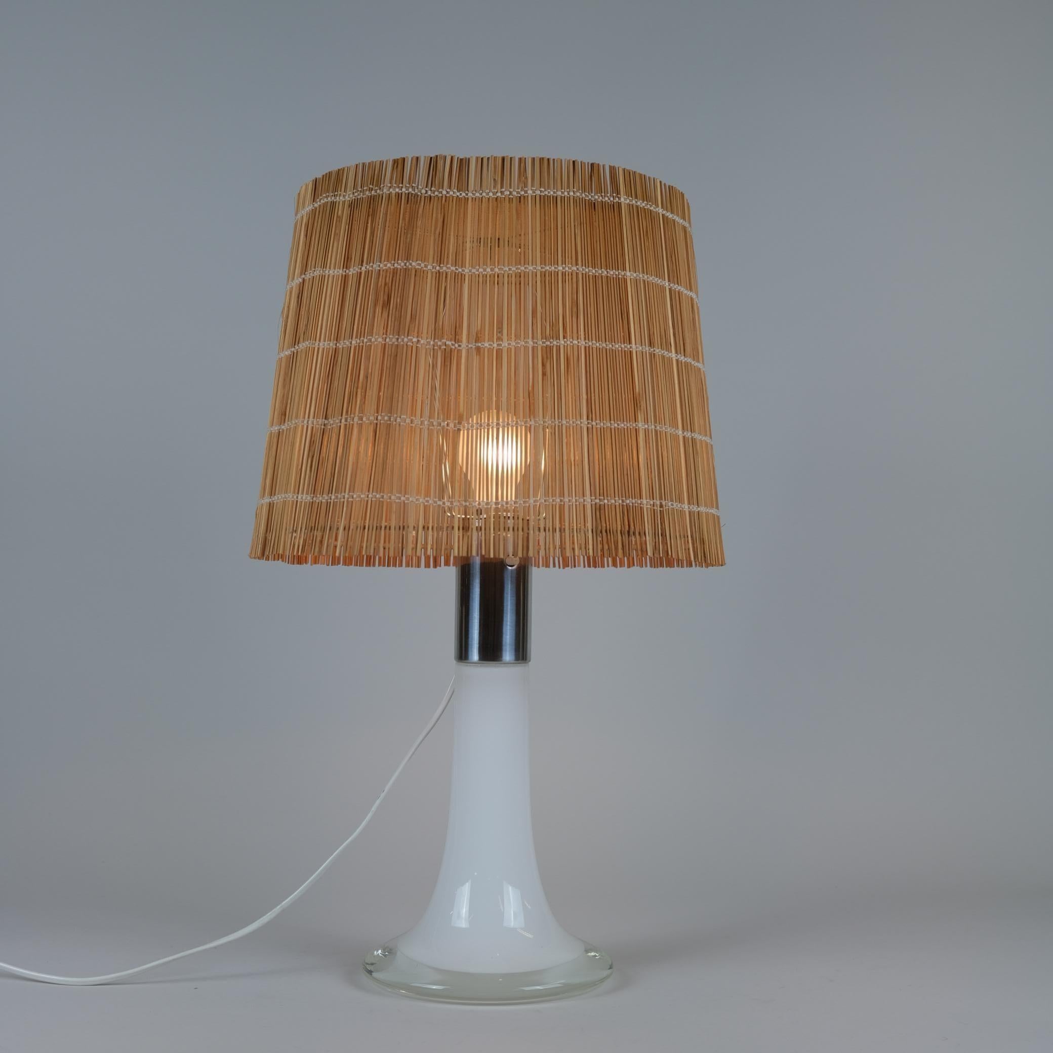 Lampe de table modèle 46-017 en chrome et verre opalin conçue par Lisa Johansson-Pape et fabriquée par Orno/One en Finlande dans les années 1960. Ce design simple mais élégant est l'un des plus connus de la célèbre Lisa Johansson-Pape. Un design