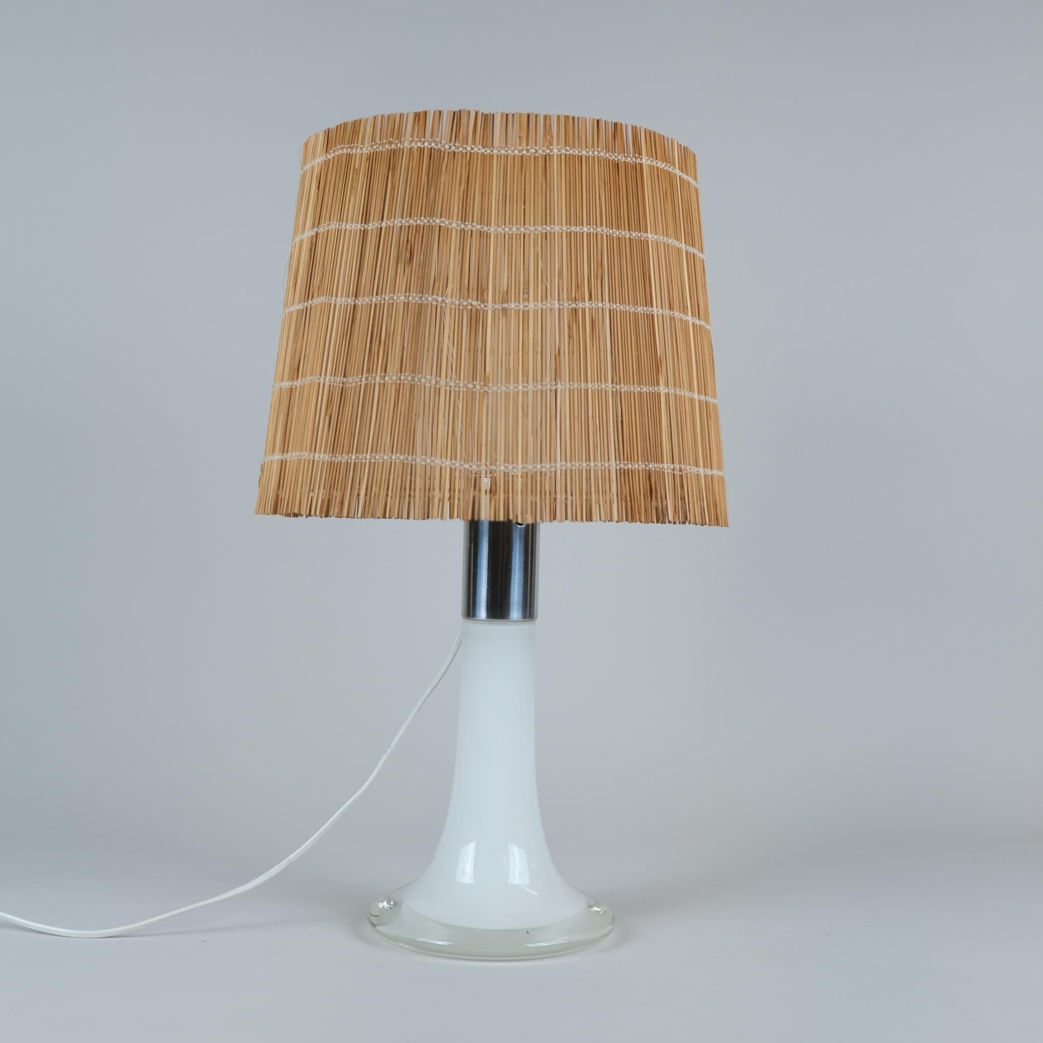 Mid-Century Modern Lisa Johansson-Papé Lampe de table modèle 46-017, verre opalin blanc, Orno années 1960 en vente