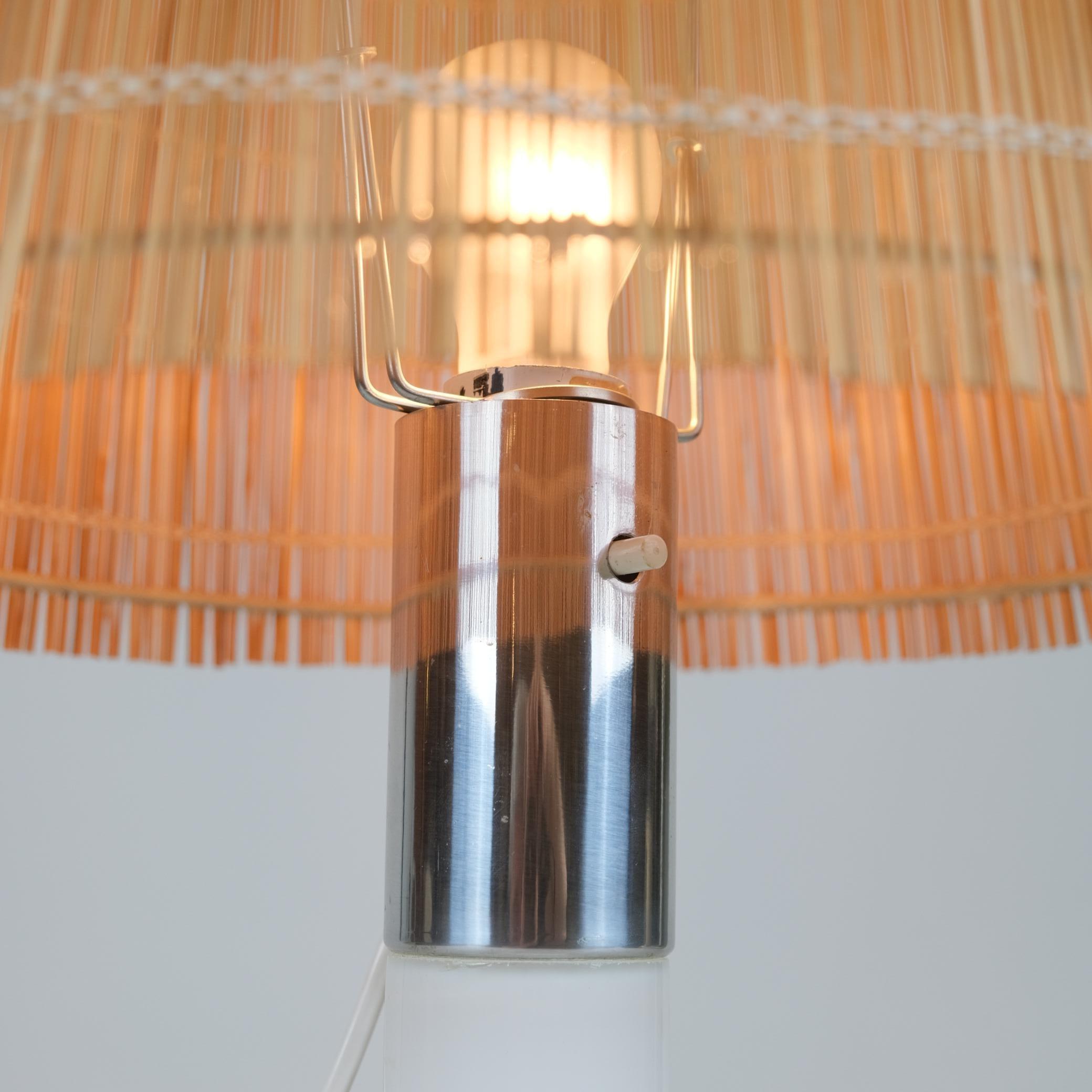 Lisa Johansson-Papé Lampe de table modèle 46-017, verre opalin blanc, Orno années 1960 Bon état - En vente à Helsinki, FI