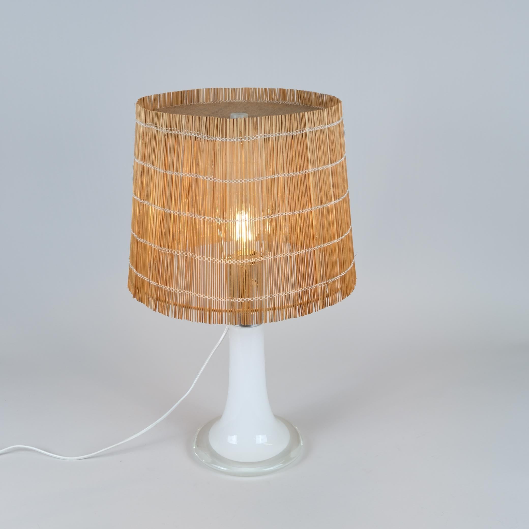 Milieu du XXe siècle Lisa Johansson-Papé Lampe de table modèle 46-017, verre opalin blanc, Orno années 1960 en vente