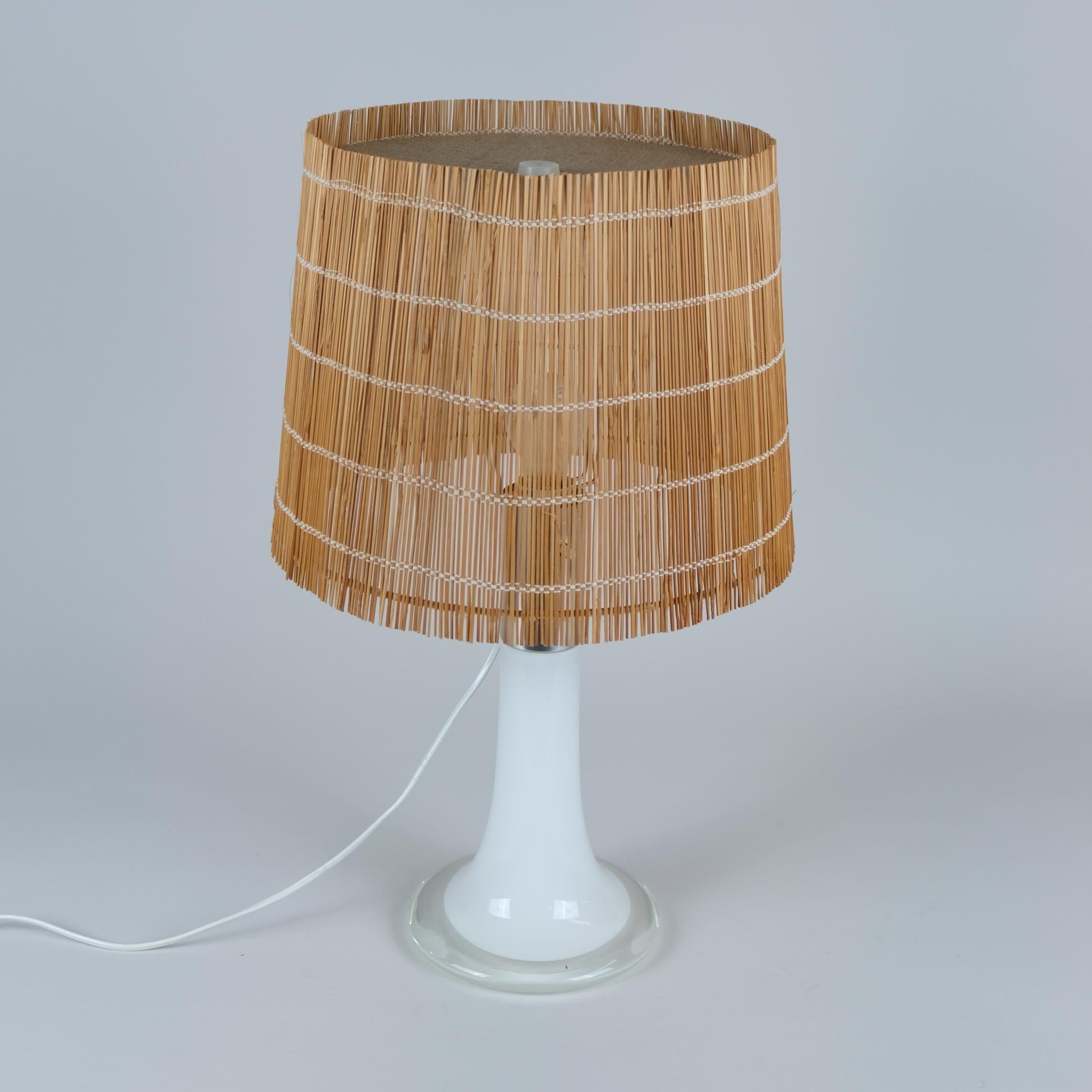 Verre opalin Lisa Johansson-Papé Lampe de table modèle 46-017, verre opalin blanc, Orno années 1960 en vente