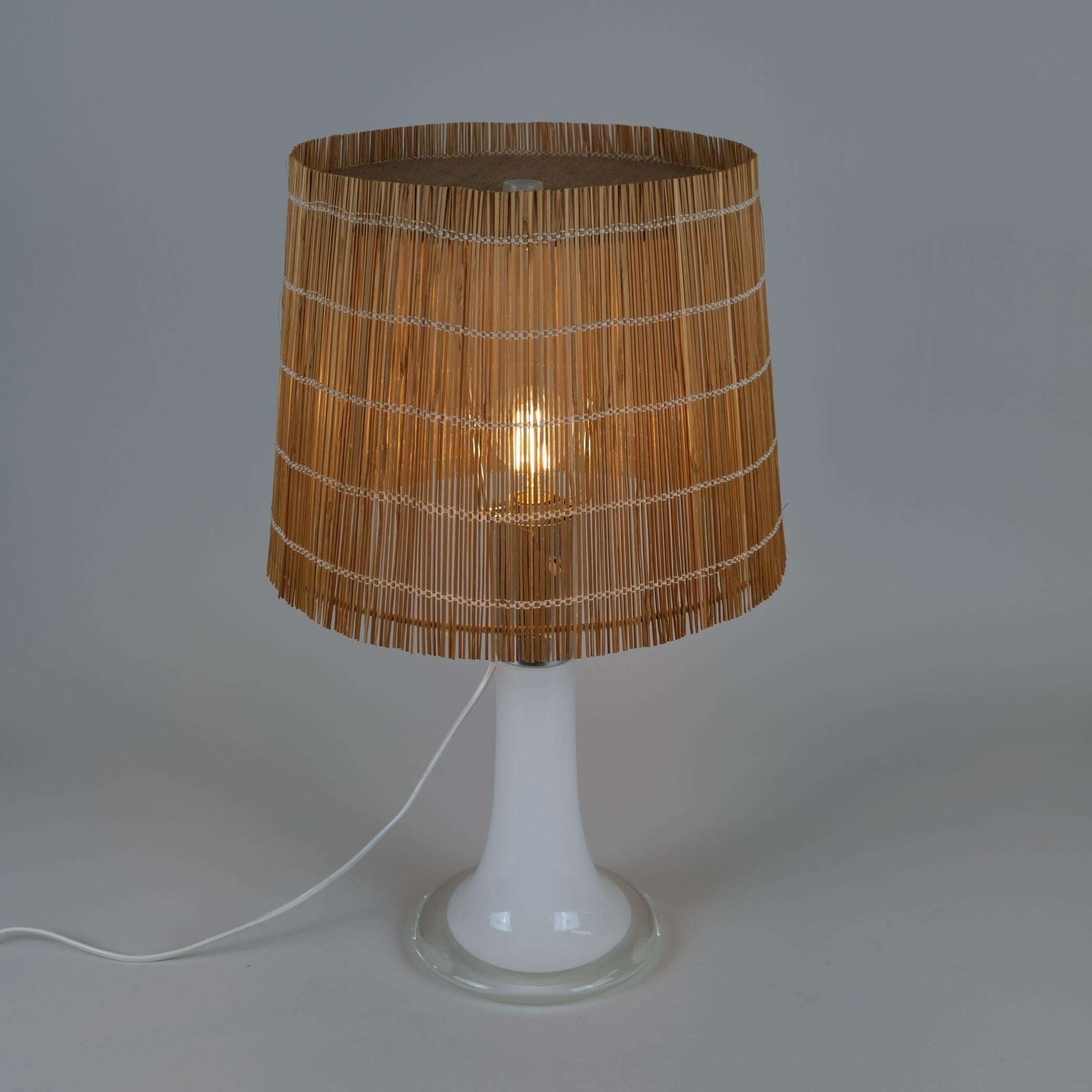 Lisa Johansson-Papé Lampe de table modèle 46-017, verre opalin blanc, Orno années 1960 en vente 1
