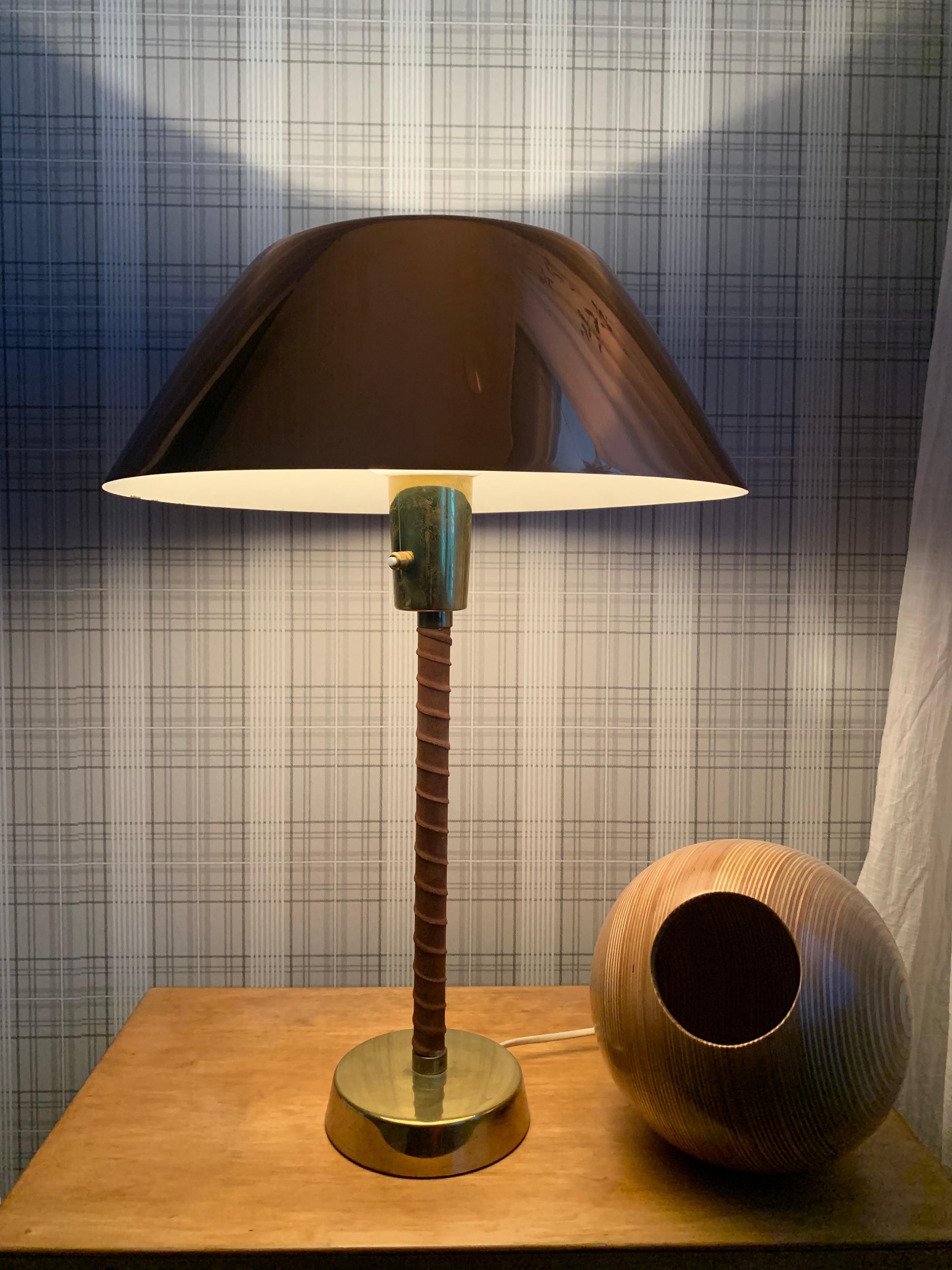 Tischleuchte, genannt Senator oder Modell 940025, entworfen von Lisa Johansson-Pape und hergestellt von Orno in Finnland, um 1948. Hergestellt aus Kupfer, Messing und Leder.
Hinweis: Die Leuchte muss entsprechend den örtlichen Anforderungen