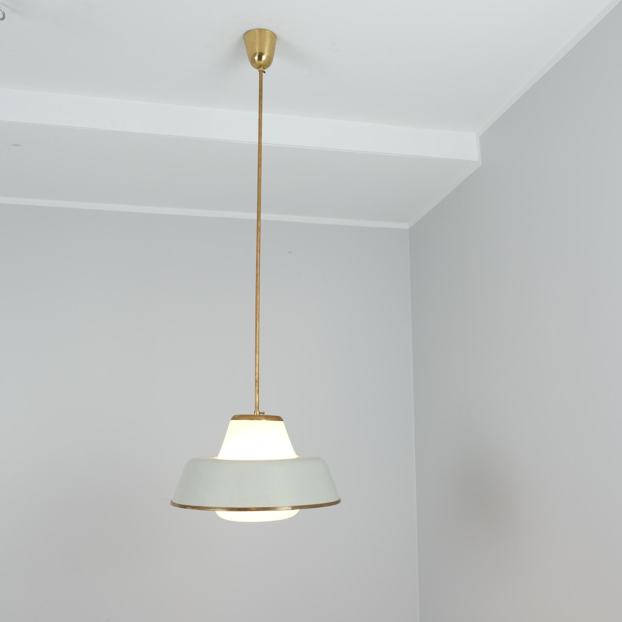 Este icónico colgante de techo con forma de OVNI, diseñado por Lisa Johansson-Pape, fue muy popular en la década de 1950 en Finlandia y sigue siendo una pieza codiciada hoy en día. Tanto en edificios públicos como en residencias privadas, su diseño