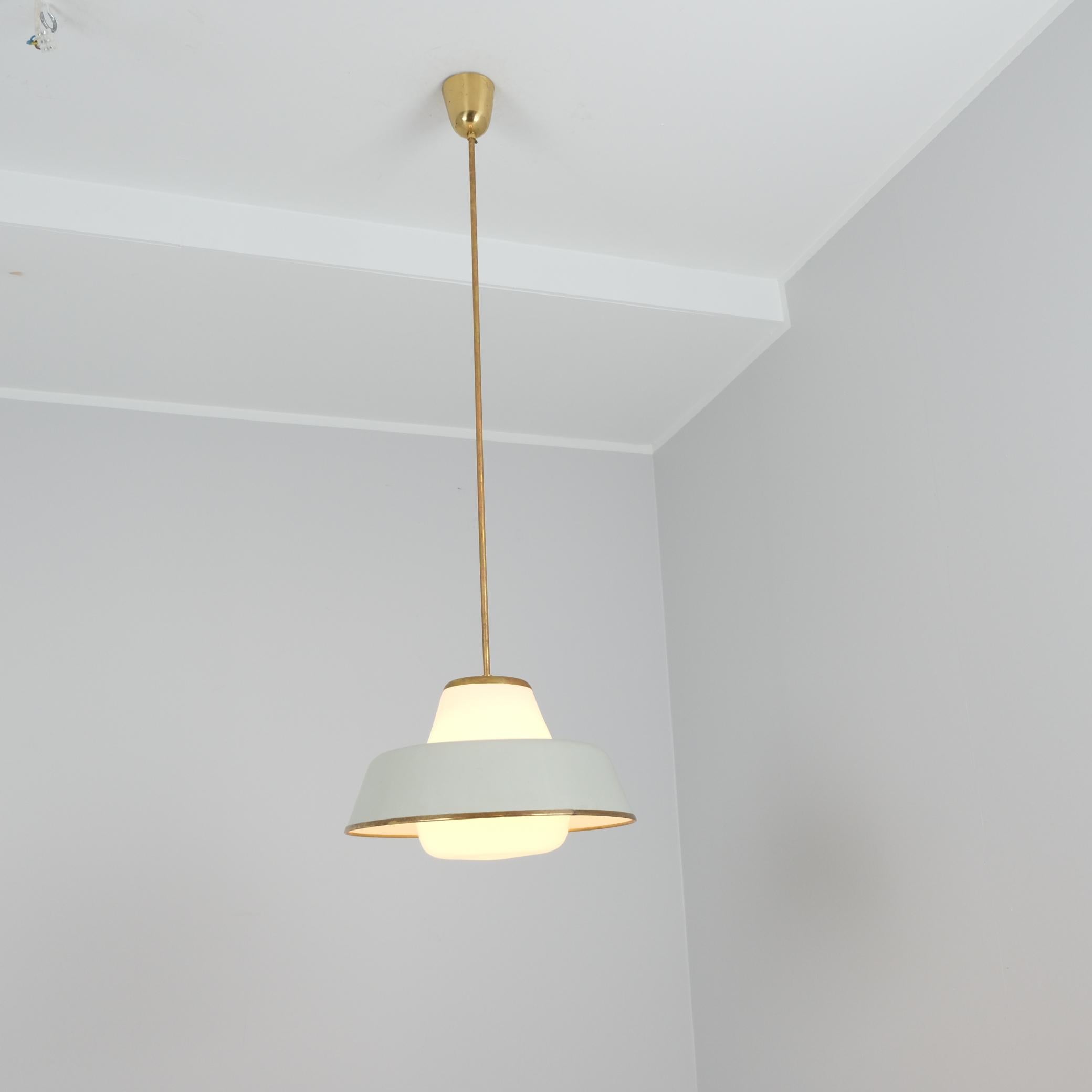 Lisa Johansson-Papé Colgante OVNI 61-347 Cristal, latón y blanco, Orno Años 50 Escandinavo moderno en venta