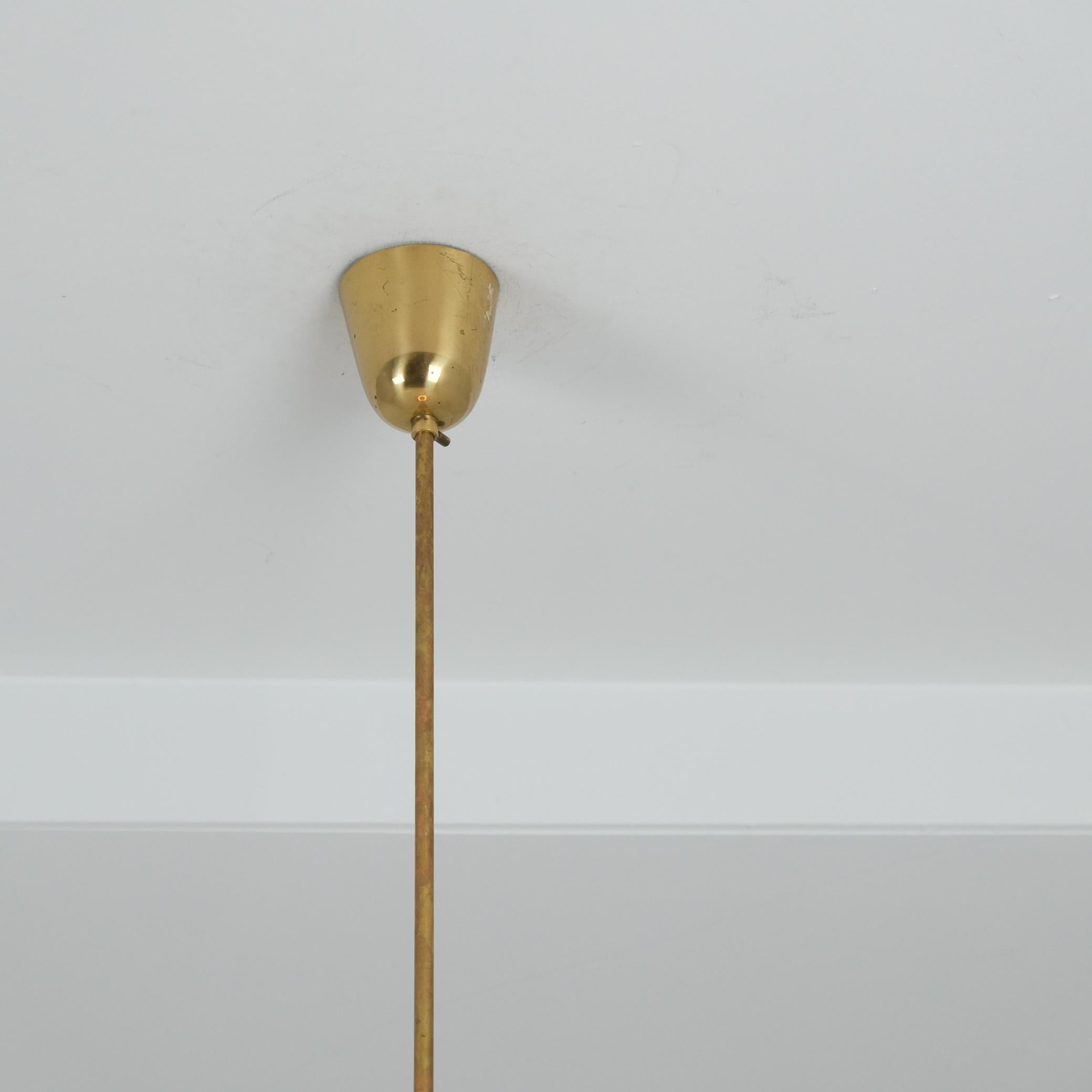 Lisa Johansson-Papé Colgante OVNI 61-347 Cristal, latón y blanco, Orno Años 50 mediados del siglo XX en venta