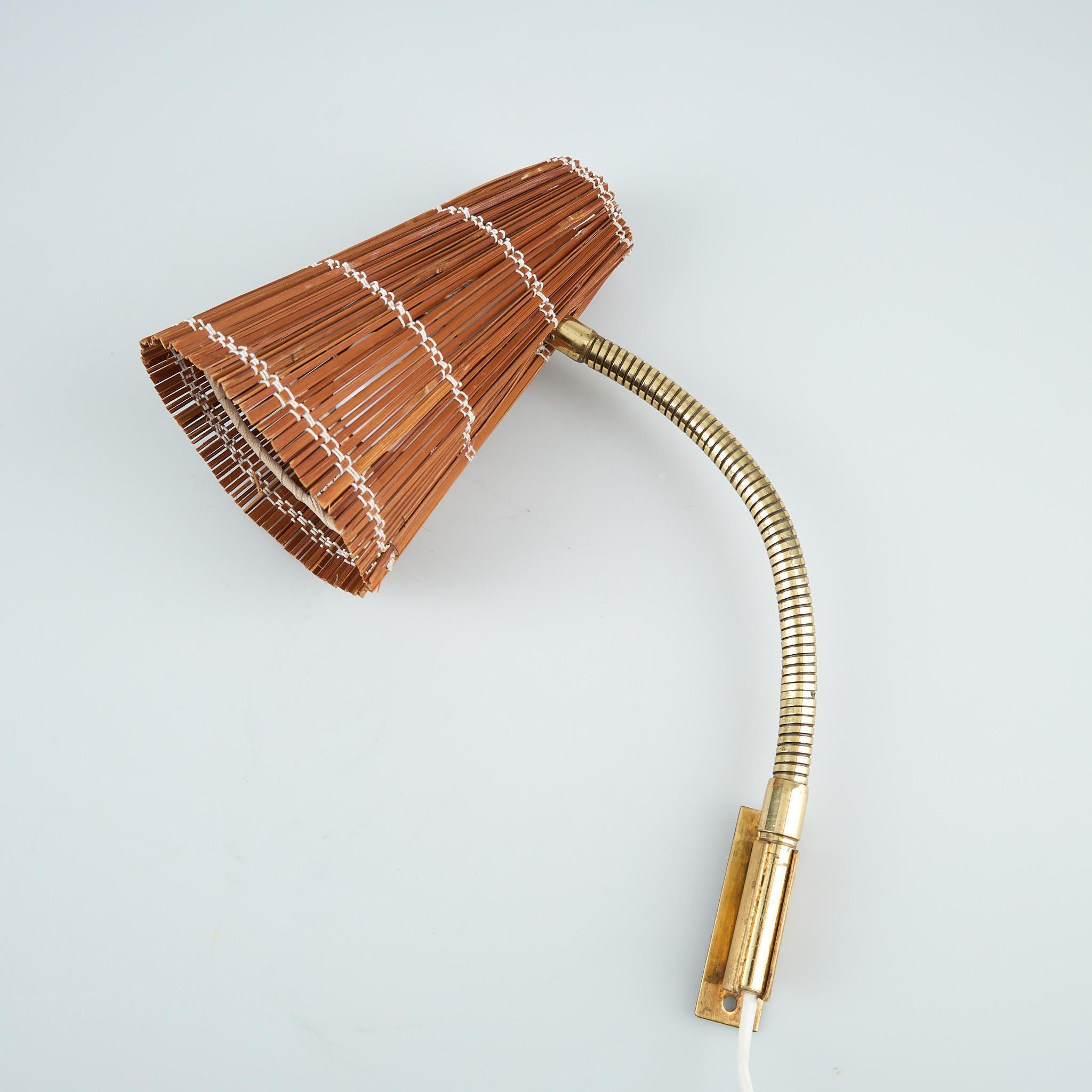 LISA JOHANSSON-PAPE 2 lampes murales modèle 50-056  Stockmann-Orno fabriqué en Suède vers 1960
Laiton poli et ailes à lamelles. Hauteur environ 32 cm, largeur 11,5 cm, profondeur environ 26 cm.
bonne condition
Prix de la paire