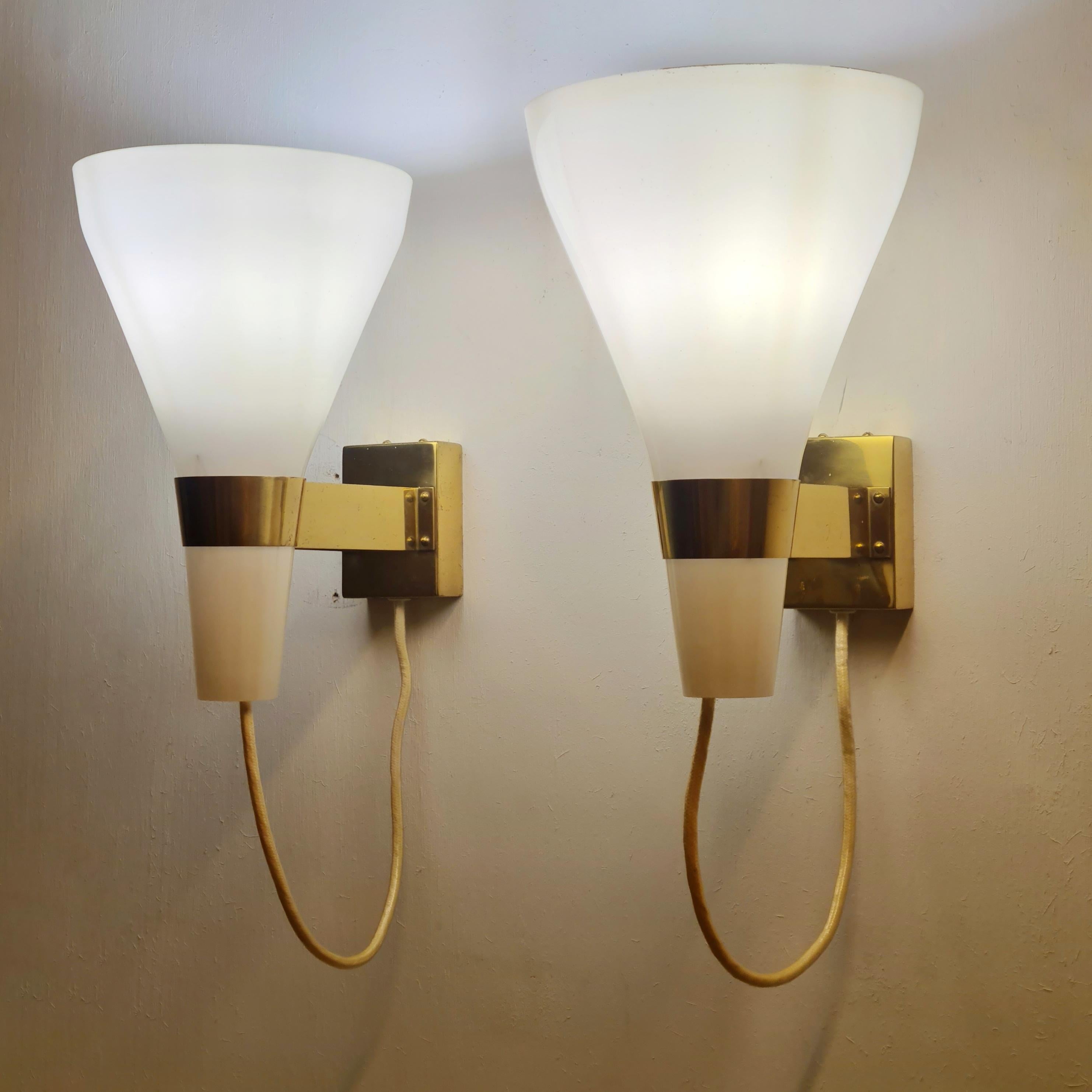 Lisa Johansson-Pape Wall Sconce 50-090, Brass & Lyster Opaline Glass, Orno 1950s For Sale 6