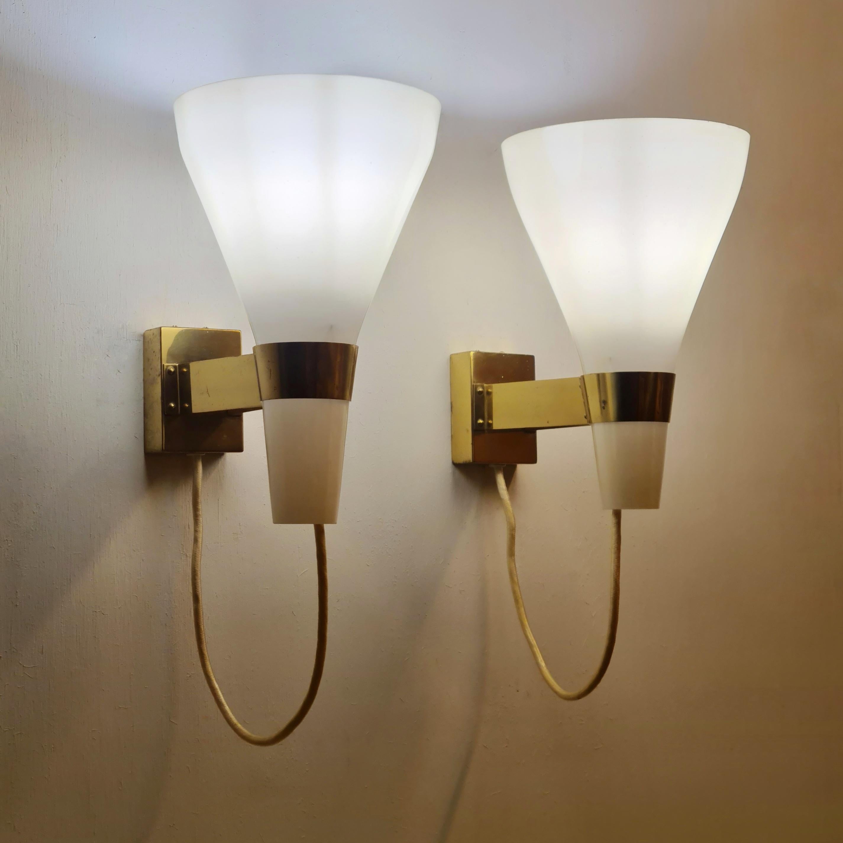 Finnish Lisa Johansson-Pape Wall Sconce 50-090, Brass & Lyster Opaline Glass, Orno 1950s For Sale