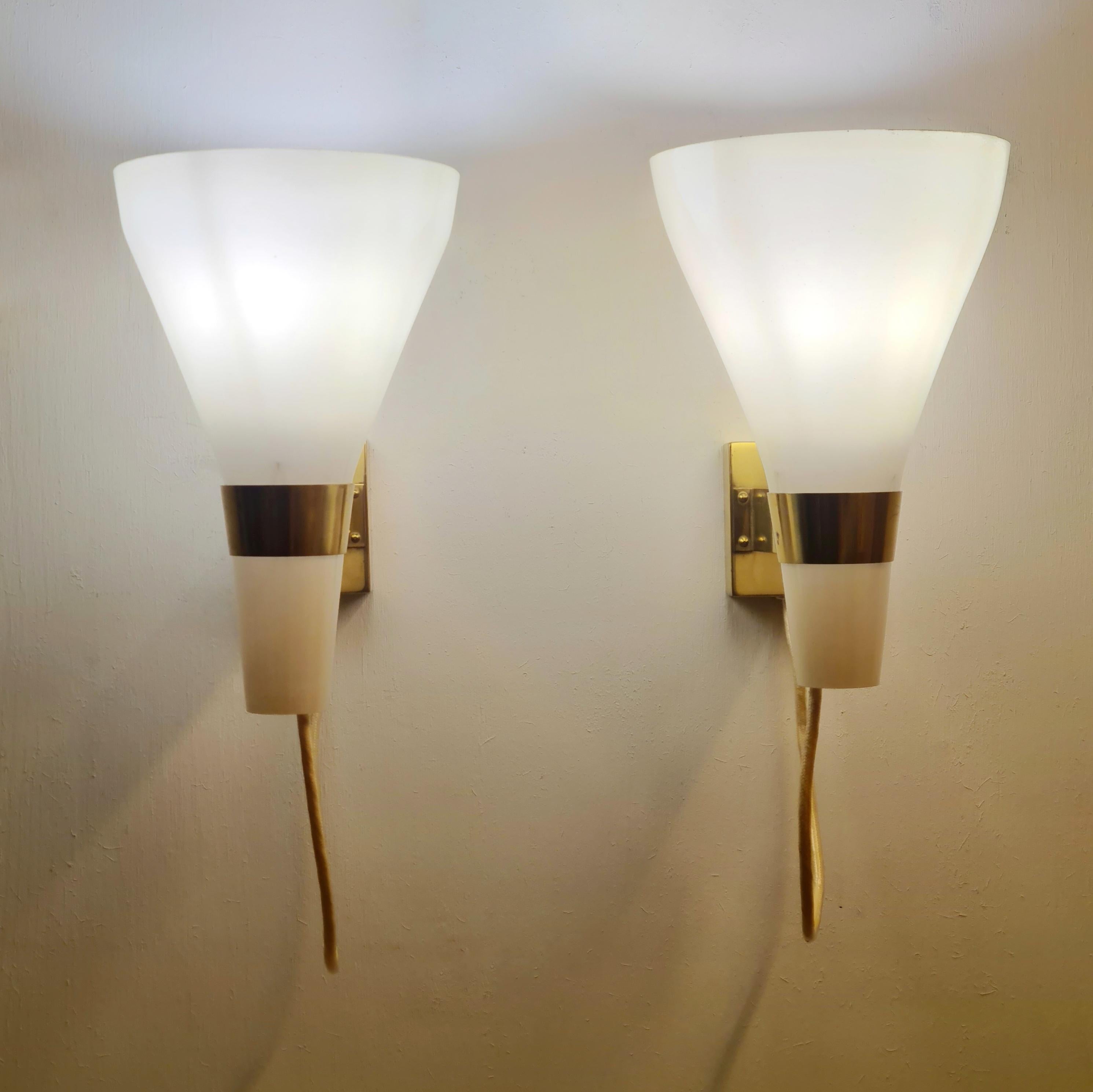 Lisa Johansson-Pape Wall Sconce 50-090, Brass & Lyster Opaline Glass, Orno 1950s In Good Condition For Sale In Helsinki, FI