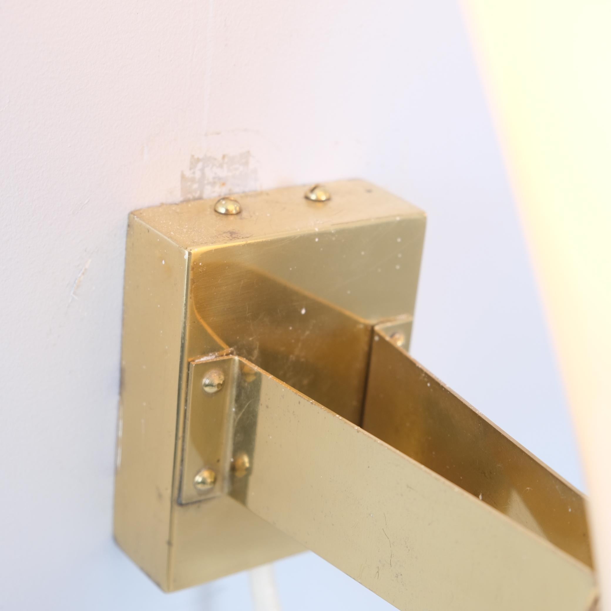 Aplique de pared Lisa Johansson-Pape 50-090, latón y cristal opalino lyster, Orno años 50 Finlandés en venta