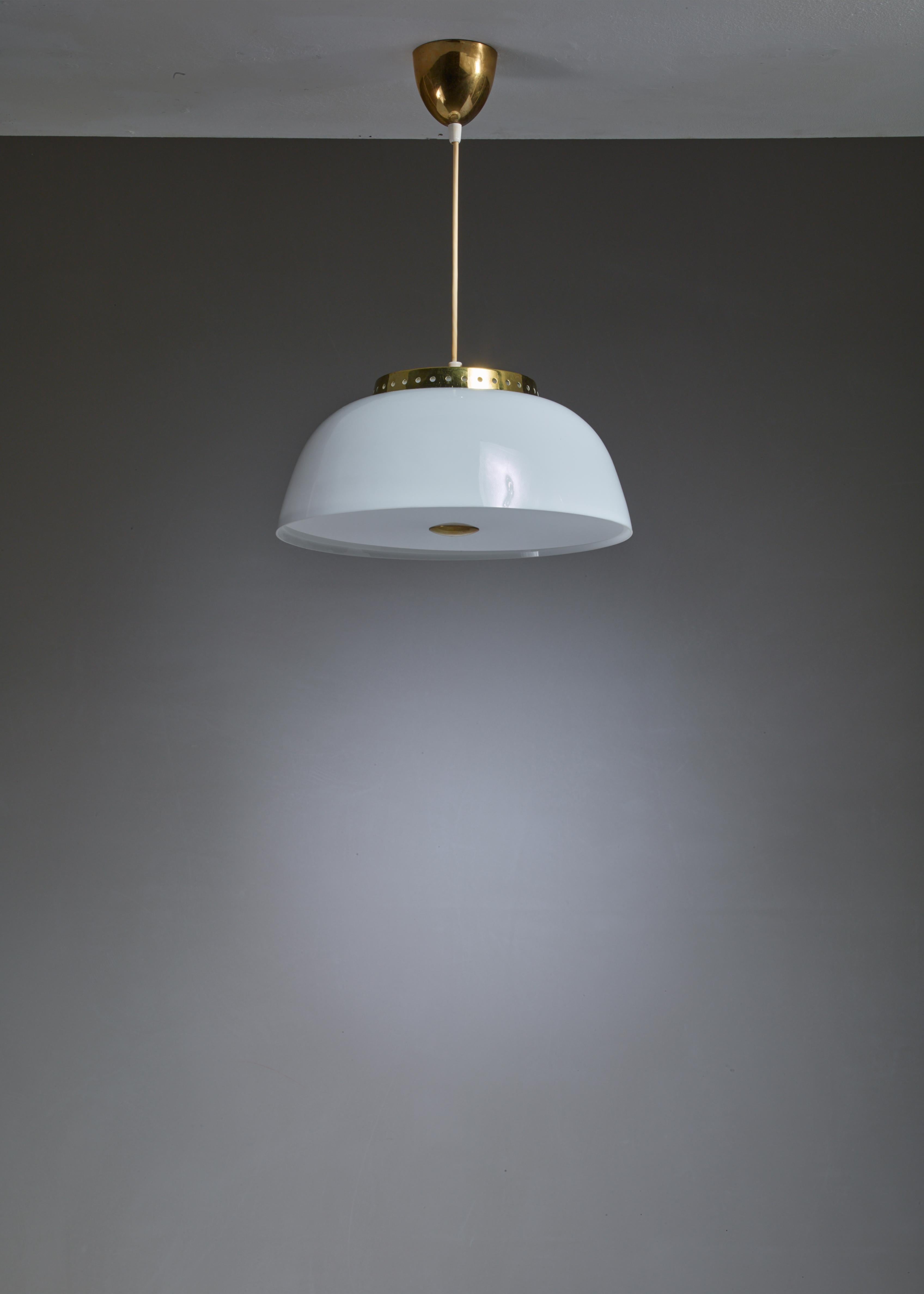 A pendant lamp made of an acrylic shade with a brass crown, designed by Lisa Johansson-Pape for Orno. The lamp has two light bulbs and an acrylic diffuser on top and underneath.
This lamp is a variation on the model 61-334 pendant, which has a