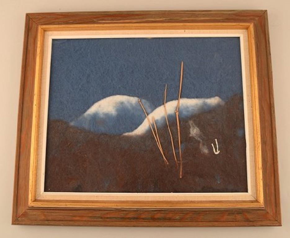 Lisa Johansson, Swedish artist. Wool on board. Modernist mountain landscape, late 20th century.
The board measures: 33 x 26.5 cm.
Frame measures: 5.5 cm.
Signed in monogram.
In very good condition.