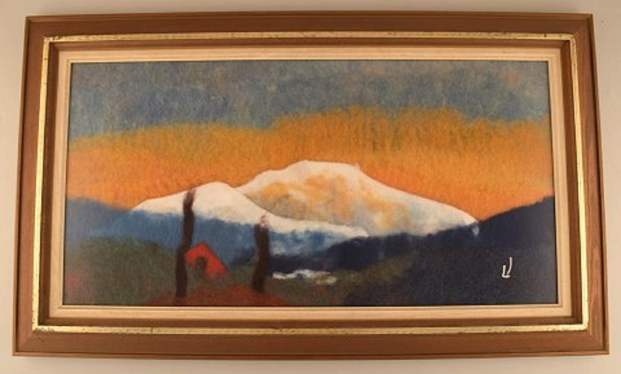 Lisa Johansson, Swedish artist. Wool on board. Modernist mountain landscape with a cottage, late 20th century.
The board measures: 66 x 33 cm.
frame measures: 6.5 cm.
Signed in monogram.
In very good condition.