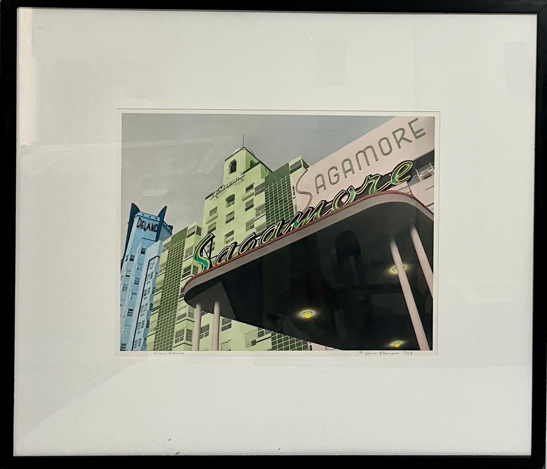 Lisa Klausner (Amerikanerin, 1955-)
1983  
"Collins Avenue"
Signiert unten rechts
Rahmen: 28" X 32"
Bild: 14" X 18.5"
Es ist auf Papier in pastellfarbenen Dekofarben gedruckt und scheint ein Farbdruck auf Fotobasis zu sein. Es könnte von Hand
