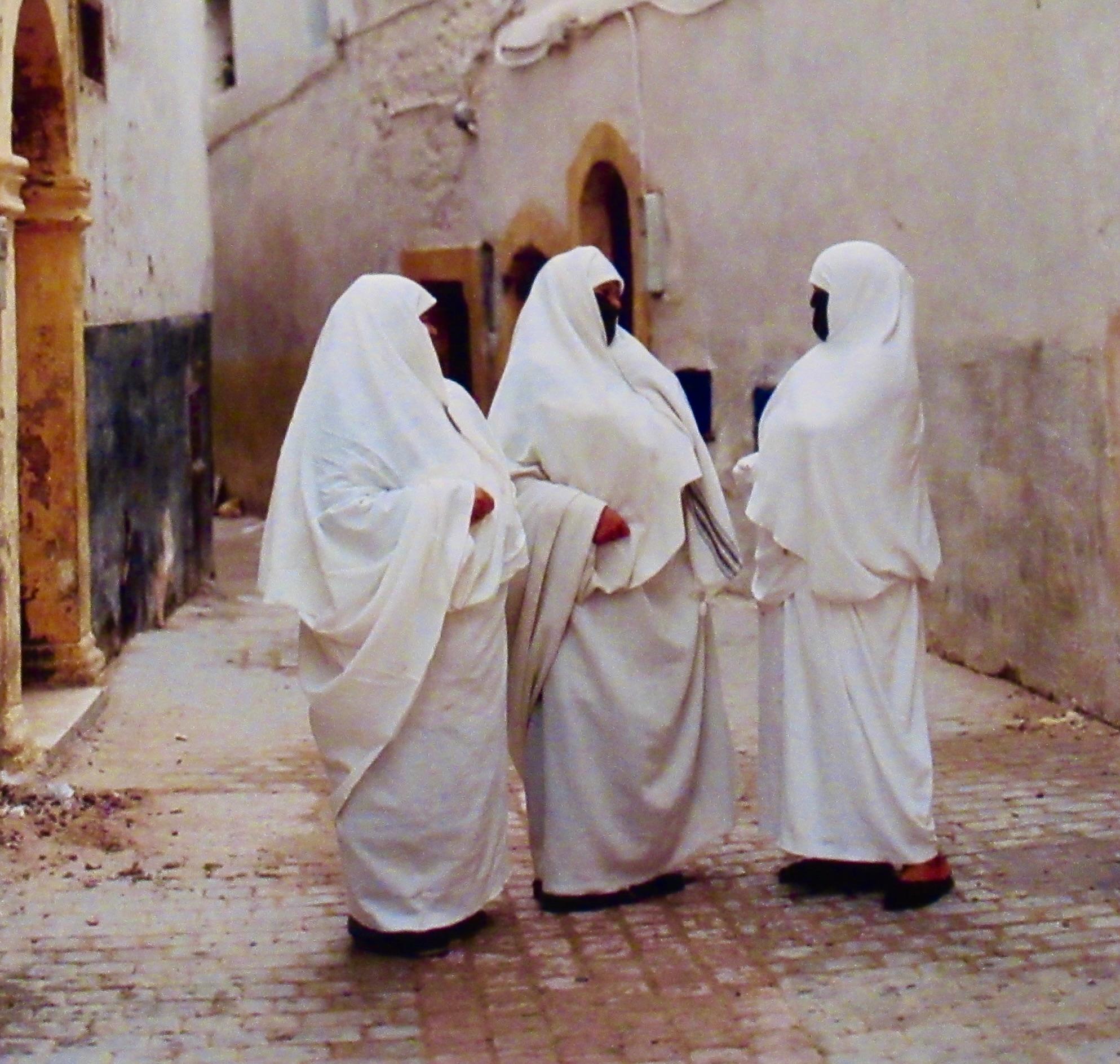 Conversazione, Morrocco (Marocco) - Photograph Fotorealista di Lisa Kristine