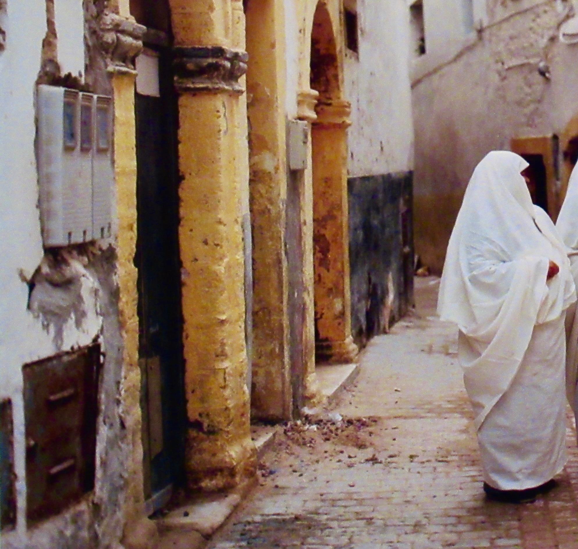 Conversazione, Morrocco (Marocco) - Figurative Photograph Marrone di Lisa Kristine