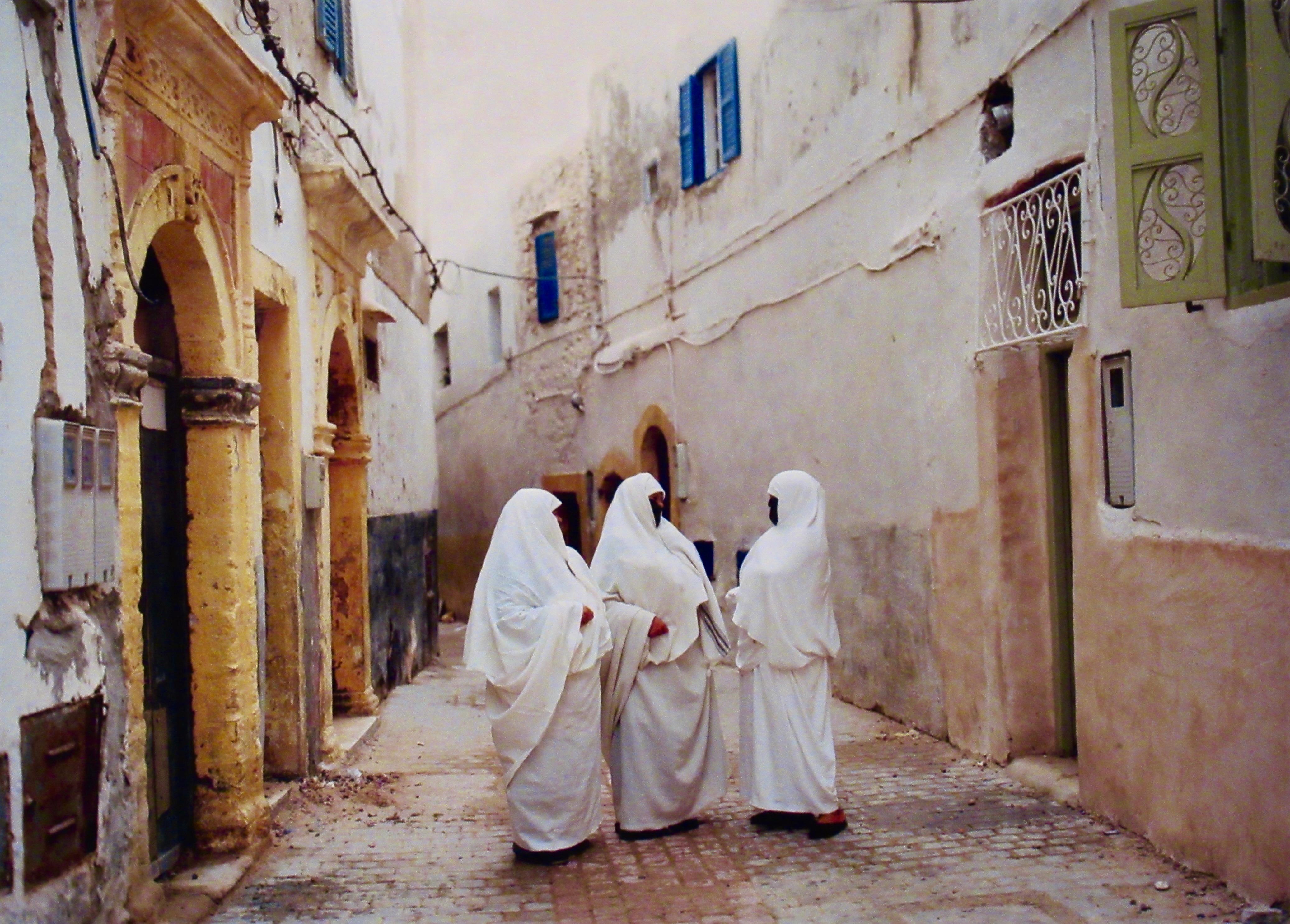 Figurative Photograph di Lisa Kristine - Conversazione, Morrocco (Marocco)