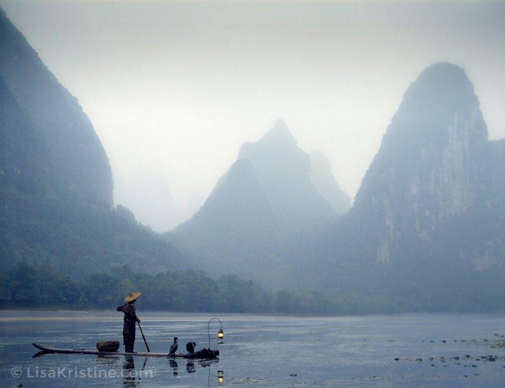 Lisa Kristine Landscape Photograph – Erster Regen, Yangshou