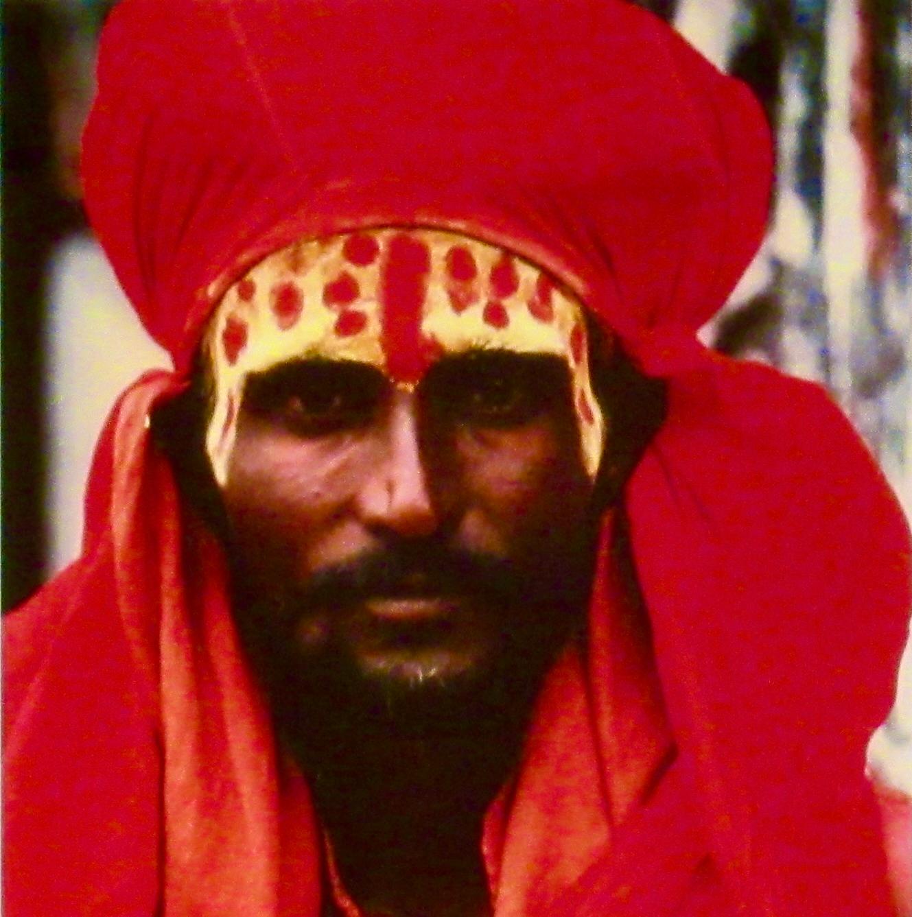 Red Sadhu, Rajasthan, India - Photograph Fotorealista di Lisa Kristine