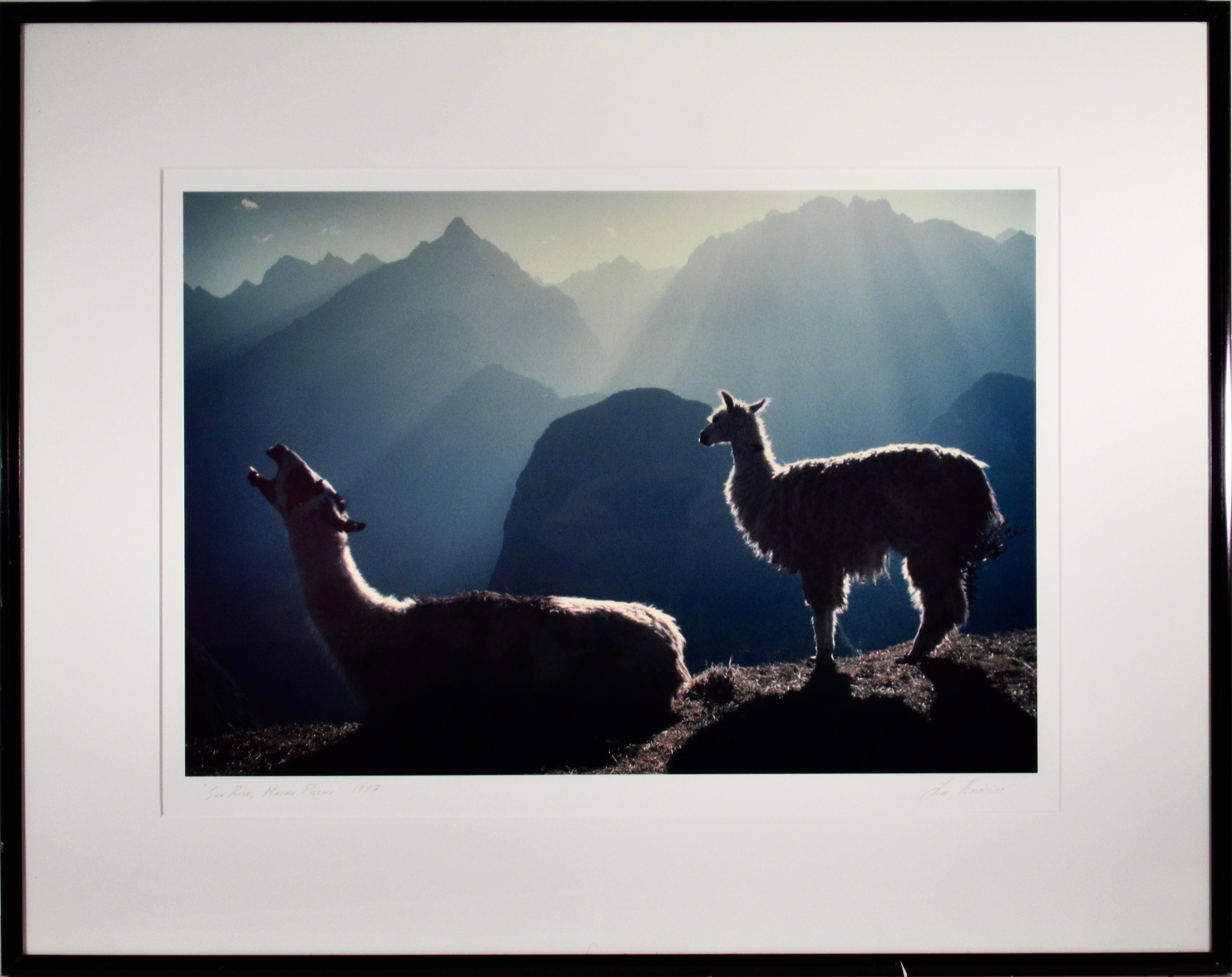 Color Photograph de Lisa Kristine - Amanecer Machu Picchu