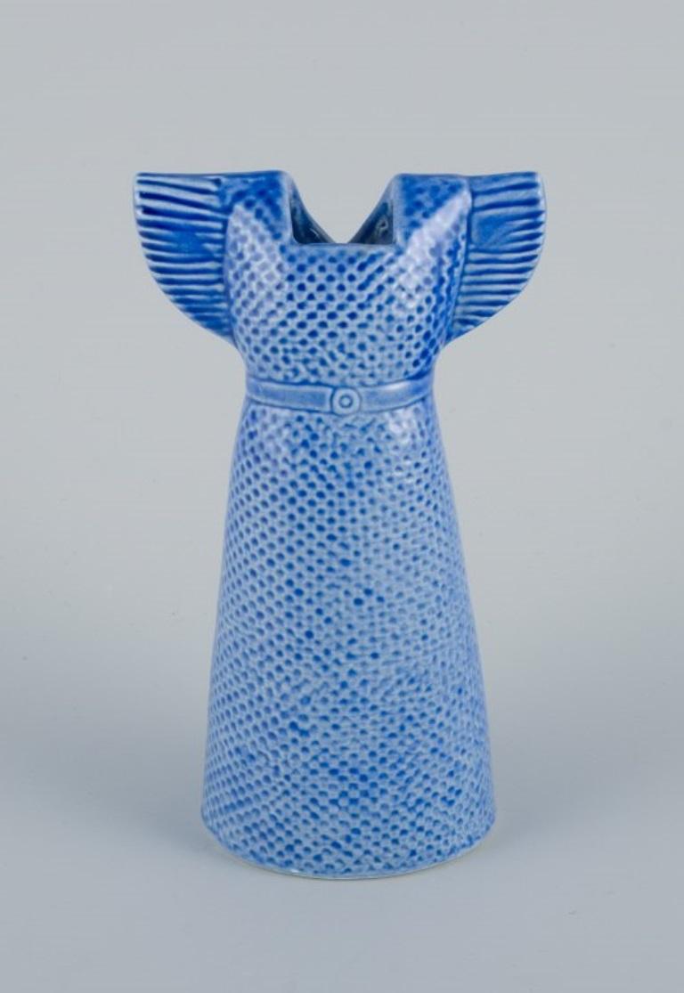 Lisa Larson (1931-) for Gustavsberg.
Stoneware blue vase in the shape of a dress.
Late 1900s.
In perfect condition.
Signed.
Dimensions: H 17.5 x D 8.0 cm.