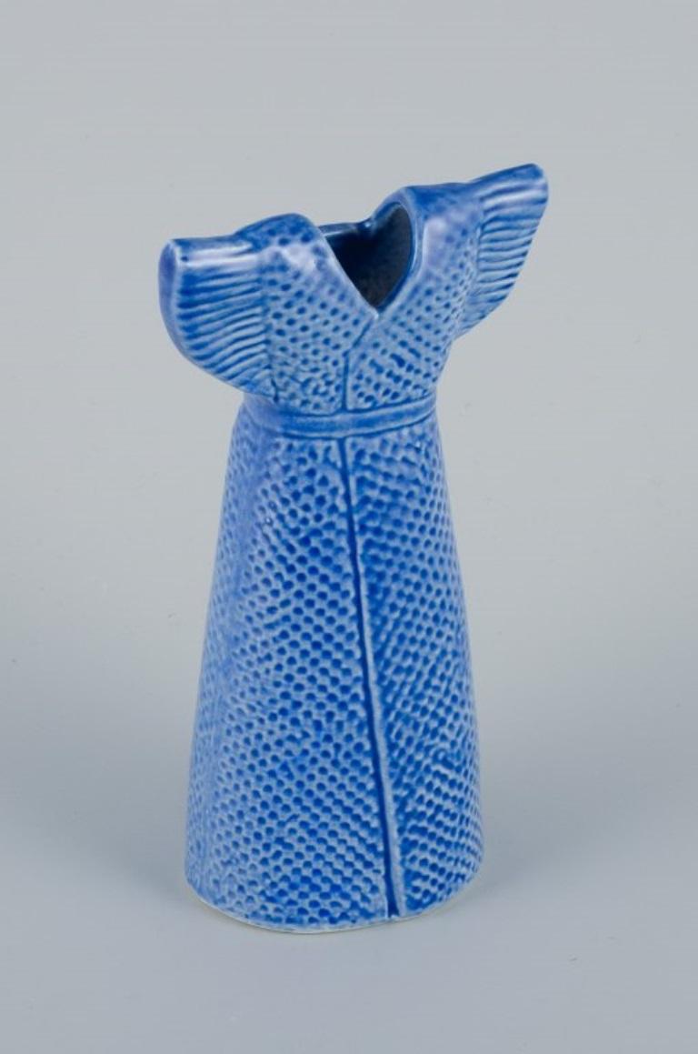 Lisa Larson (1931-) für Gustavsberg. Blaue Vase in Form eines Kleids. (Glasiert) im Angebot