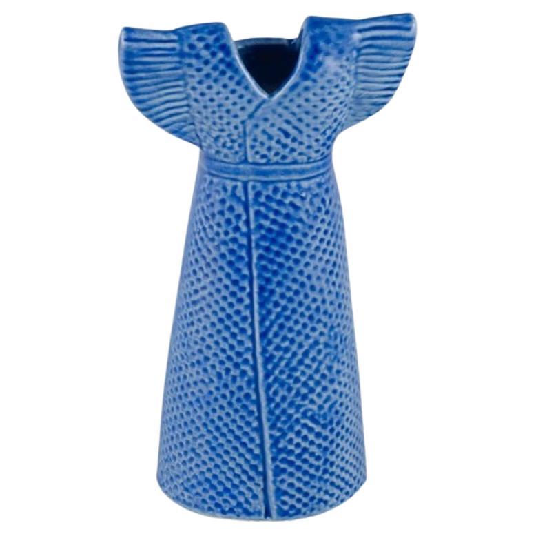Lisa Larson (1931-) für Gustavsberg. Blaue Vase in Form eines Kleids. im Angebot