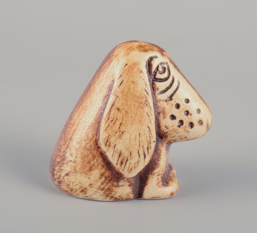 Svedese Lisa Larson per Gustavsberg. Basset hound in ceramica smaltata. Fine del XX secolo. in vendita