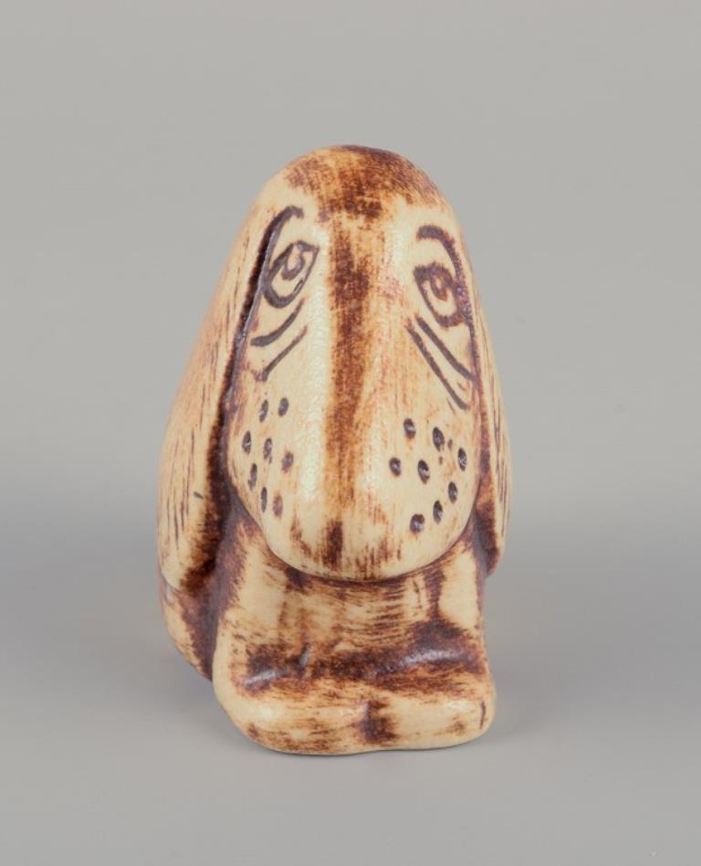 Lisa Larson per Gustavsberg. Basset hound in ceramica smaltata. Fine del XX secolo. In condizioni ottime in vendita a Copenhagen, DK