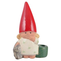 Lisa Larson para Gustavsberg. Candelero de cerámica. Niña duende y gato. Finales del siglo XX.