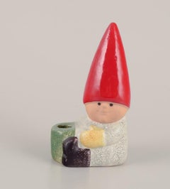 Lisa Larson para Gustavsberg. Candelero de cerámica. Duende sentado.  Finales del siglo XX