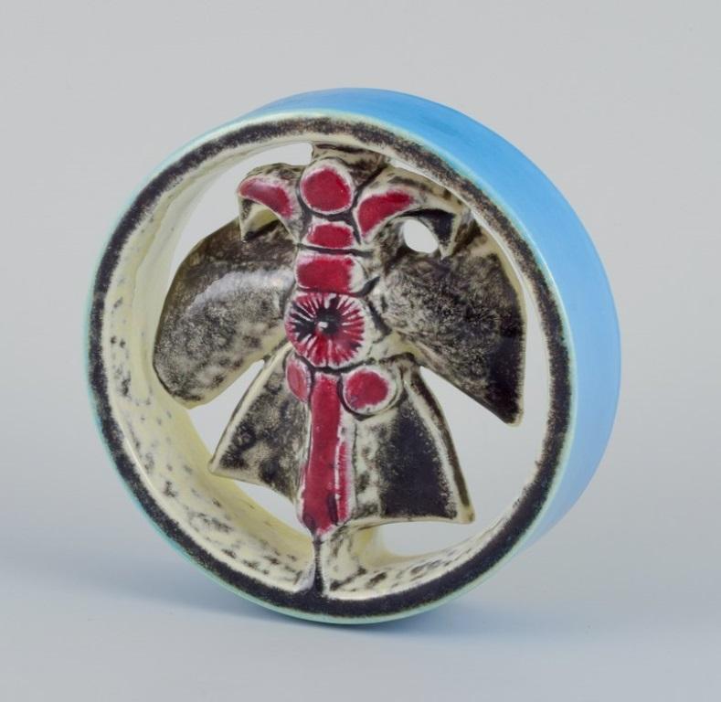 Lisa Larson for Gustavsberg, Sweden. Ceramic relief with an insect motif. Turquoise, red, and black glaze.
1960s/70s.
With a suspension loop.
In perfect condition.
Dimensions: Diameter 12.3 cm x Height 3.4 cm.