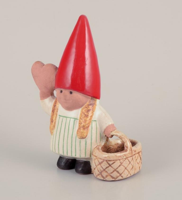 Lisa Larson per Gustavsberg.
Ragazza elfo con cestino intrecciato e cuore di miele.
Fine del XX secolo.
In perfette condizioni.
Firmato.
Dimensioni: L 11,0 cm x H 14,0 cm.